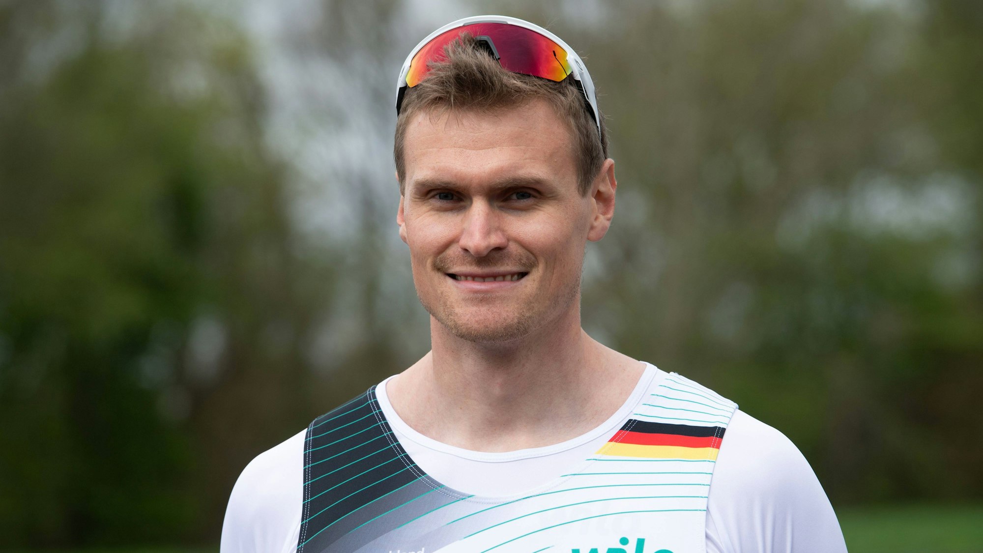 Hannes Ocik lächelt auf einem Porträtfoto.