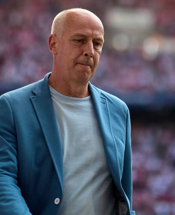 Mario Basler geht durch das Stadion in Leipzig.