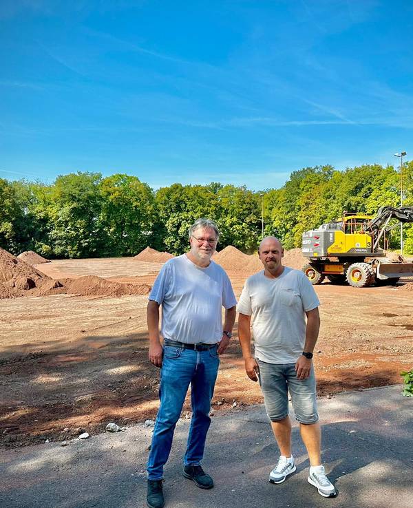 Präsident Hans-Georg Offermann (l.) und Abteilungsleiter Mario Petrovic stehen am Platz des RSV Rath-Heumar.