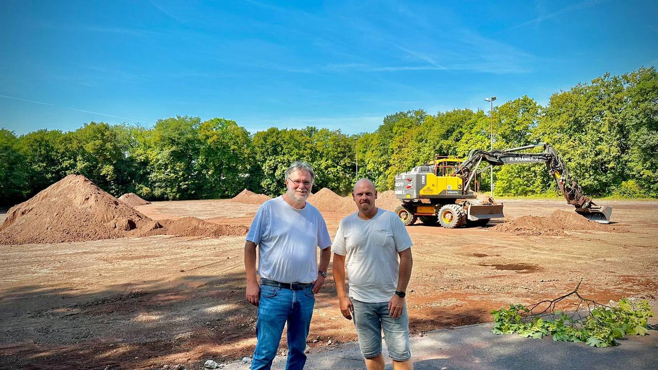Präsident Hans-Georg Offermann (l.) und Abteilungsleiter Mario Petrovic stehen am Platz des RSV Rath-Heumar.