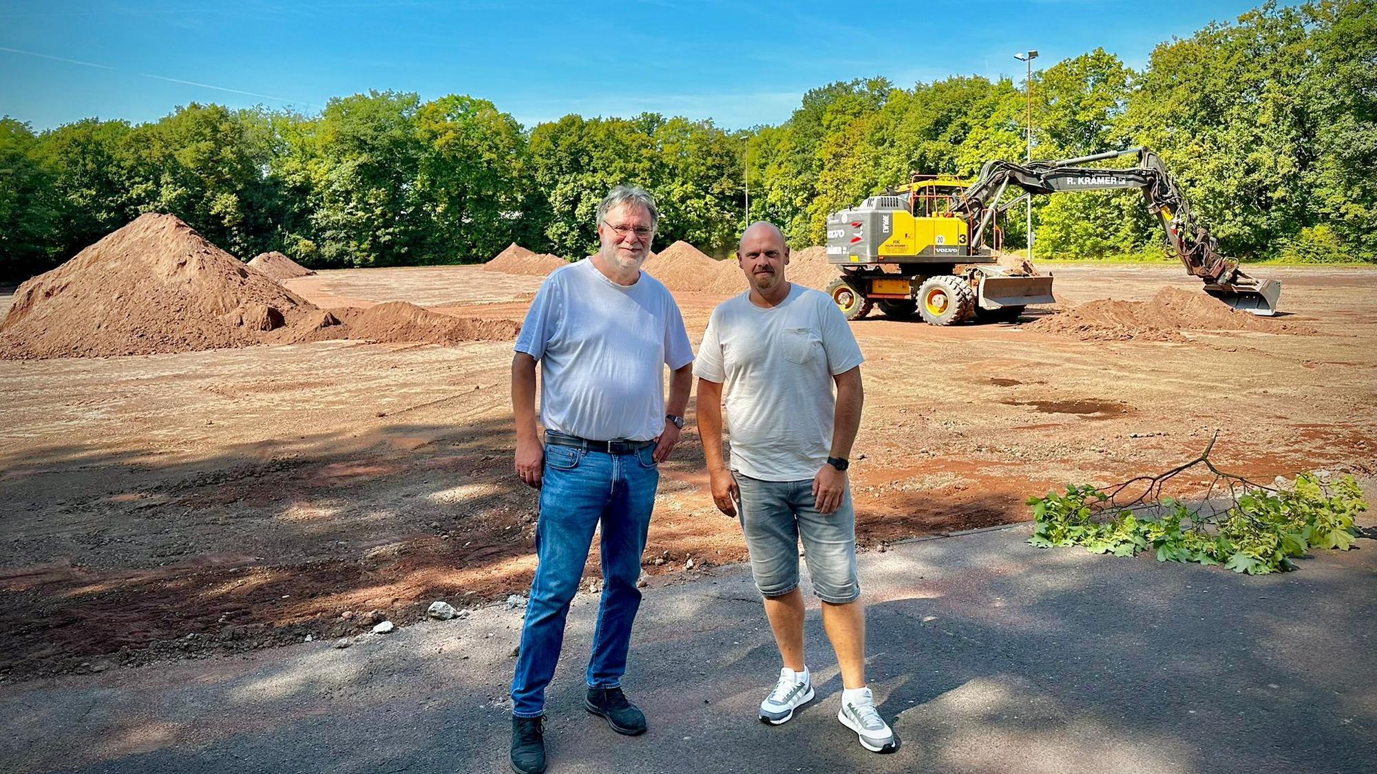 Präsident Hans-Georg Offermann (l.) und Abteilungsleiter Mario Petrovic stehen am Platz des RSV Rath-Heumar.