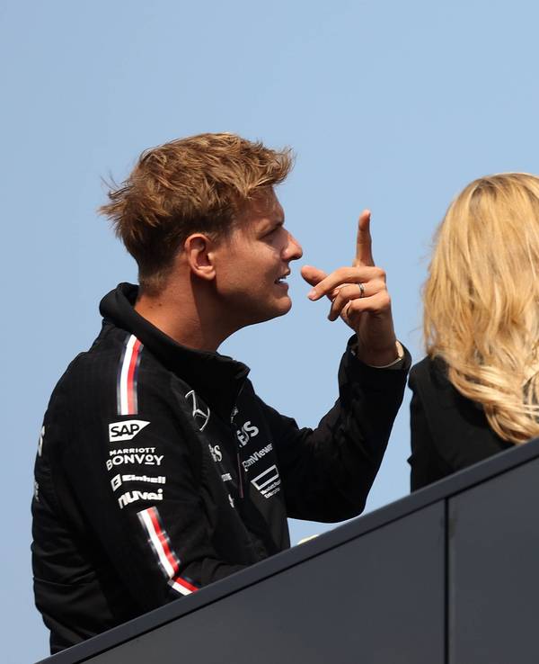 Mick Schumacher und Ralf Schumacher im Gespräch.