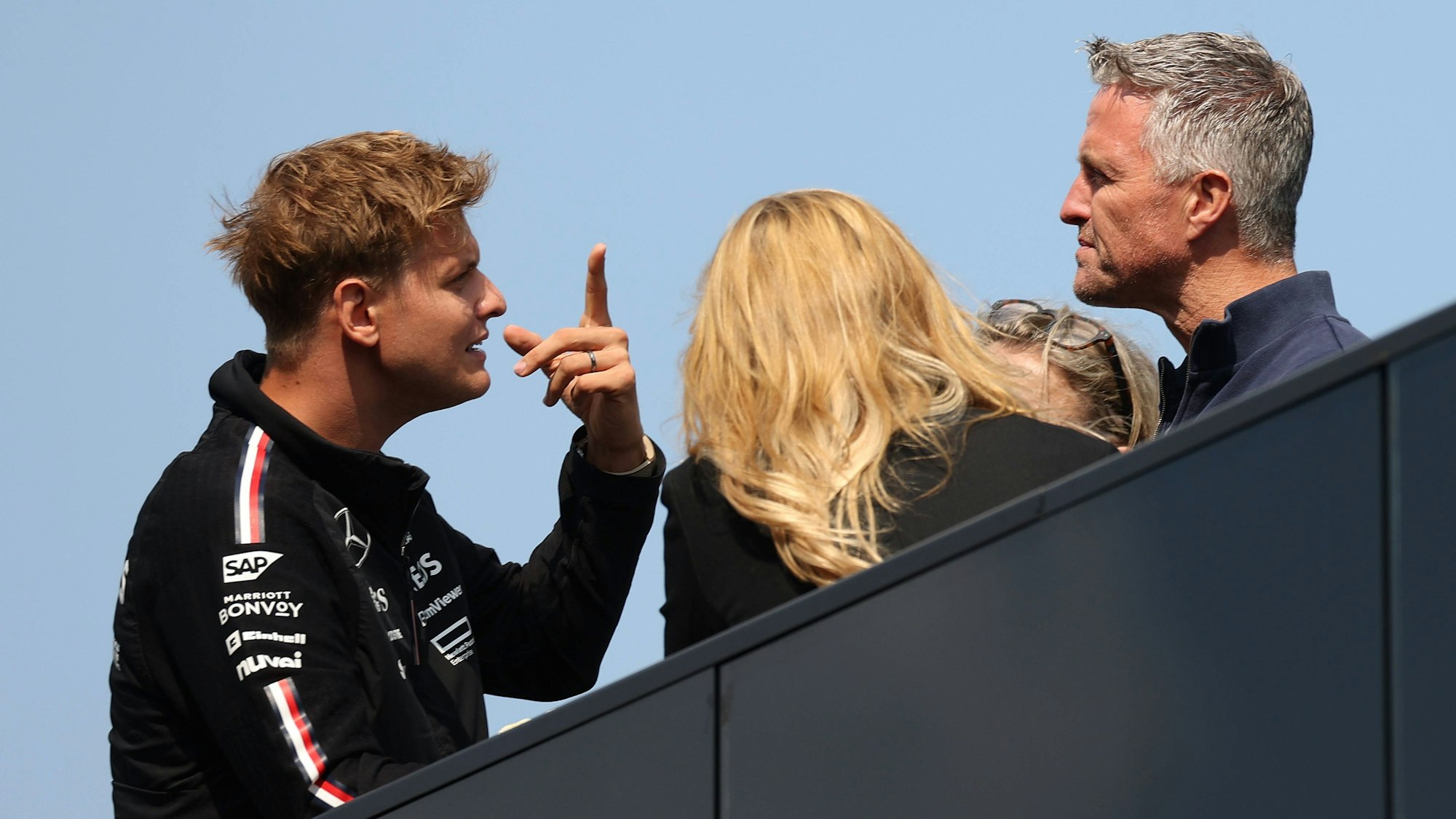 Mick Schumacher und Ralf Schumacher im Gespräch.