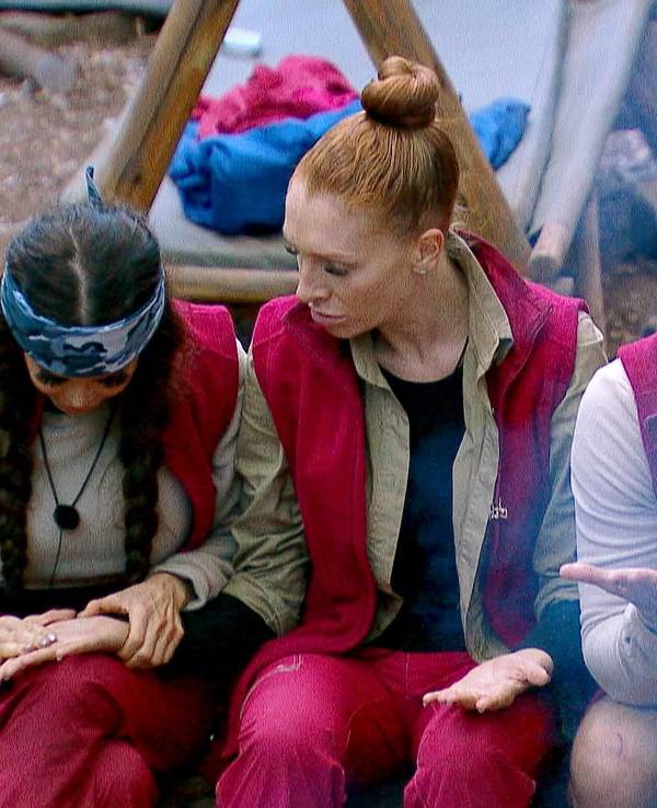 Das Foto zeigt (v.l.n.r.) Kader Loth, Georgina Fleur und Gigi Birofio an Tag 14 des Sommer-Dschungelcamps im Gespräch.
