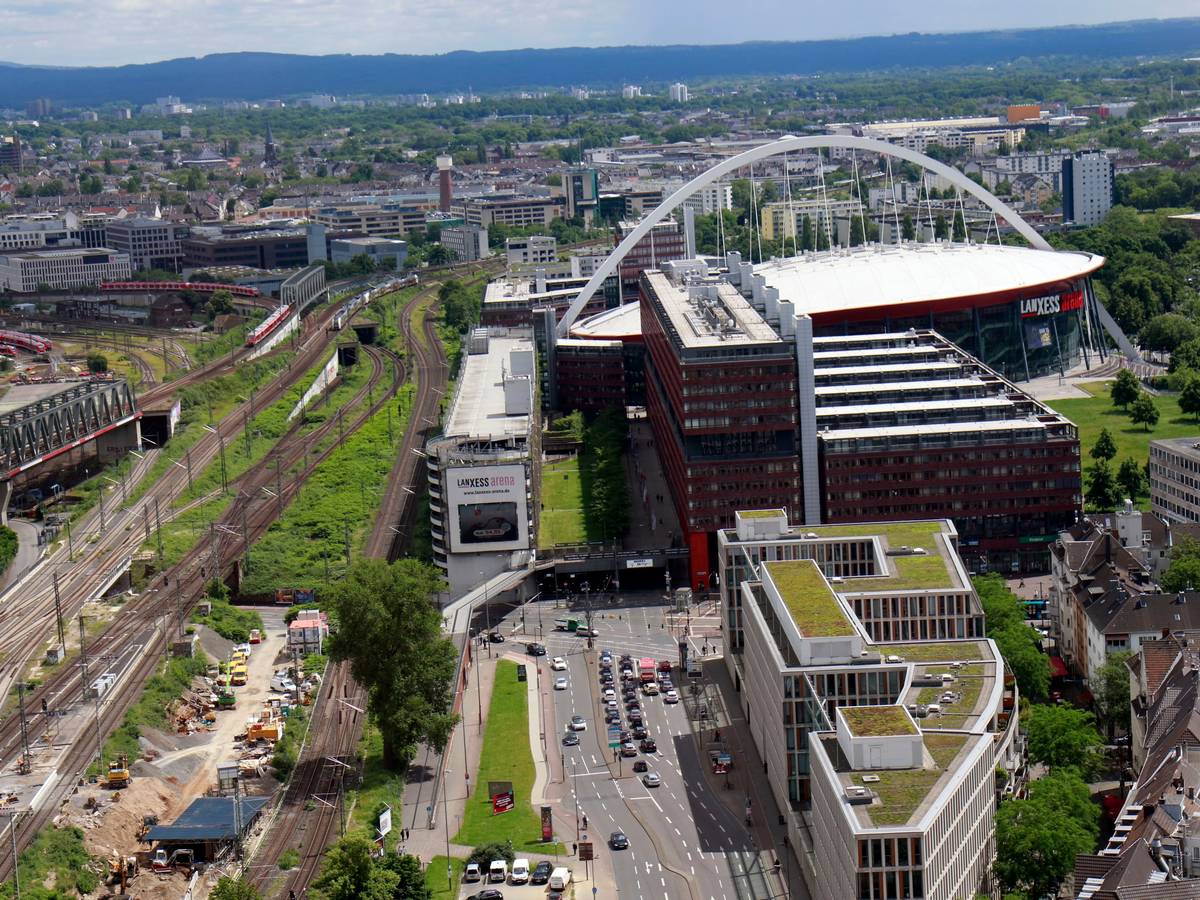 Blick auf die Lanxess-Arena in Deutz.
