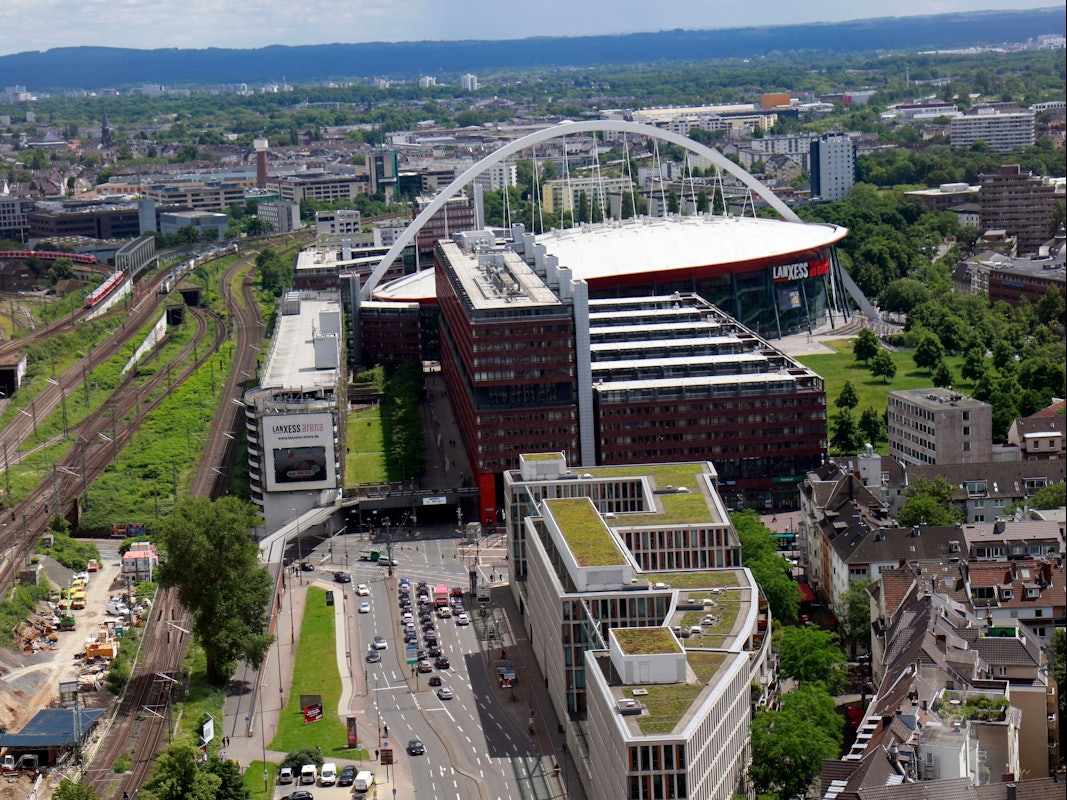 Blick auf die Lanxess-Arena in Deutz.