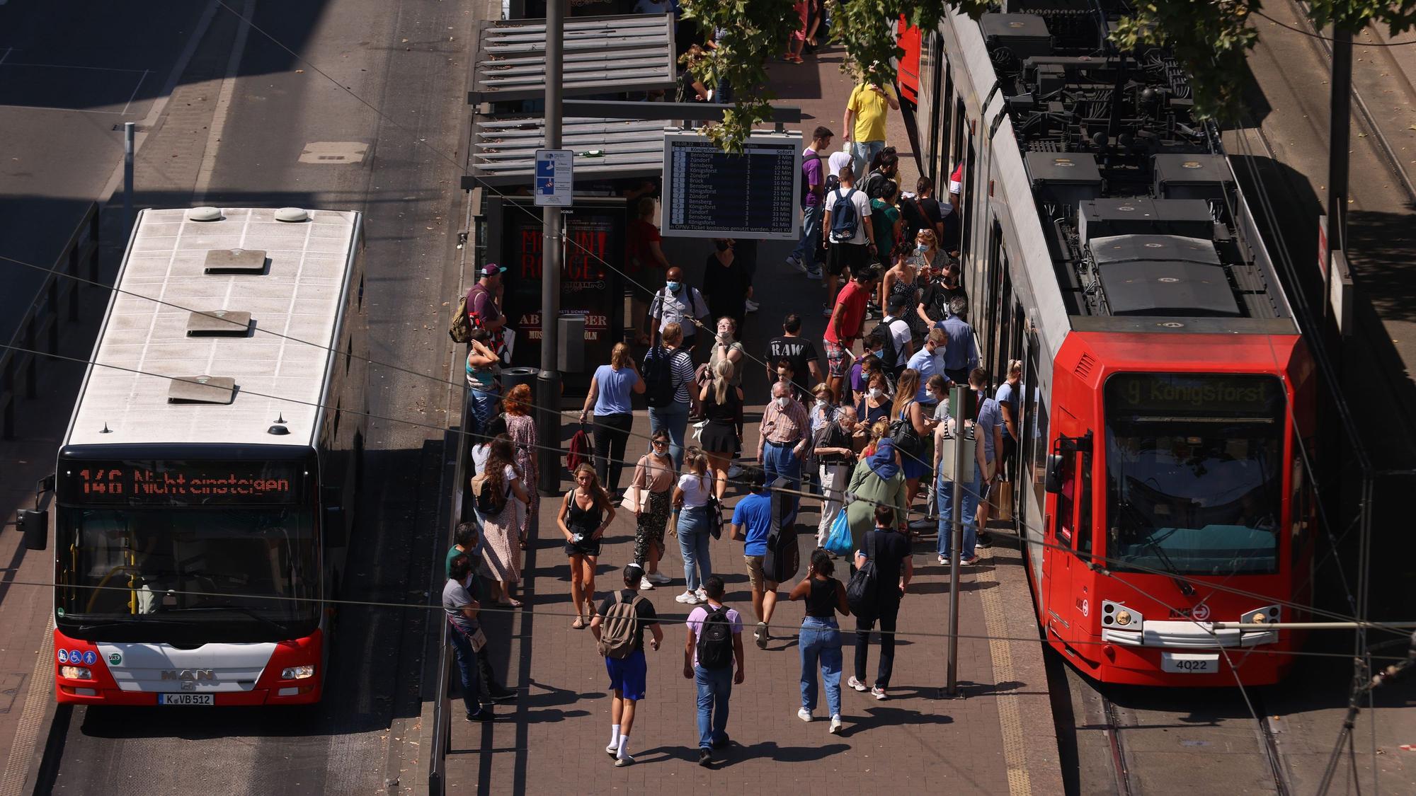Ansichten des Neumarktes in Köln mit KVB-Bus und -Bahn.