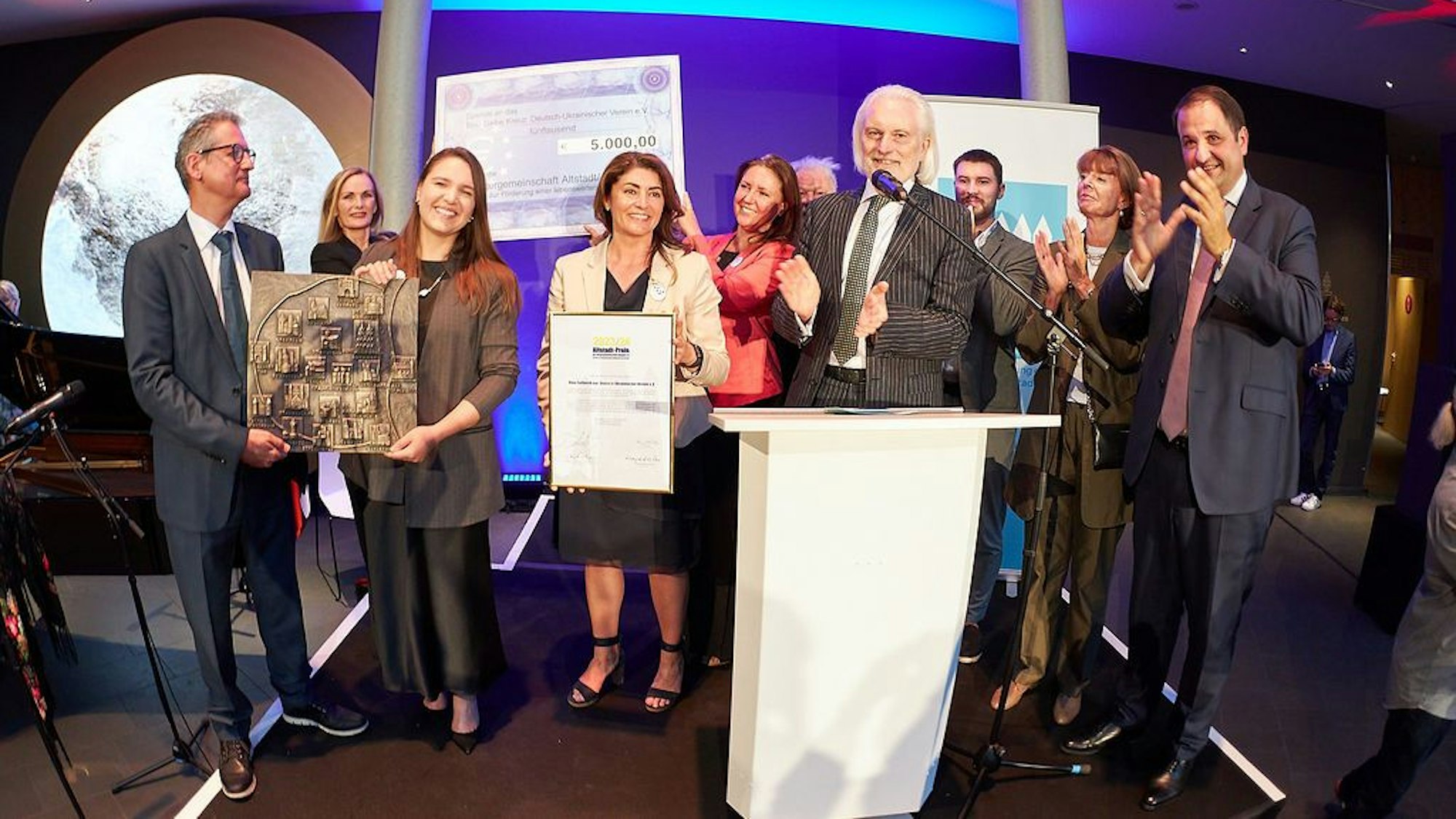 Bürgergemeinschaft Altstadt überreicht Preis.