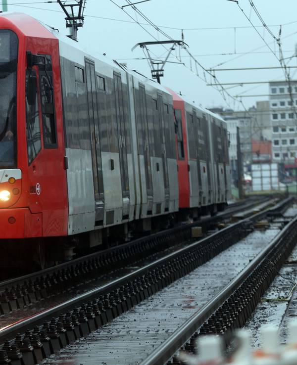 Eine Straßenbahn fährt auf einer Brücke.