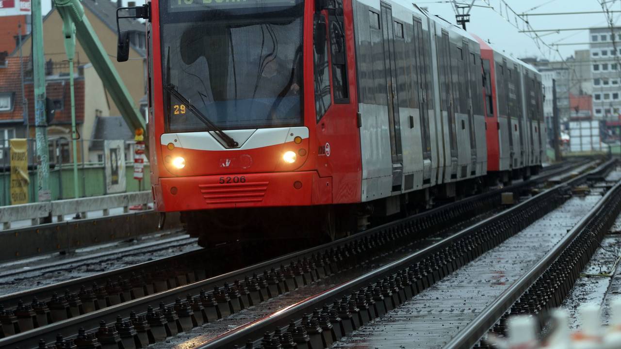 Eine Straßenbahn fährt auf einer Brücke.