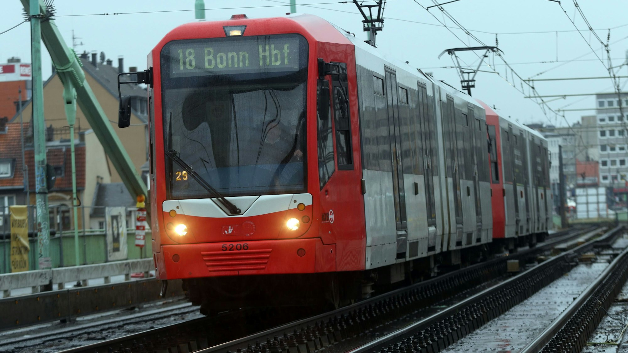 Eine Straßenbahn fährt auf einer Brücke.