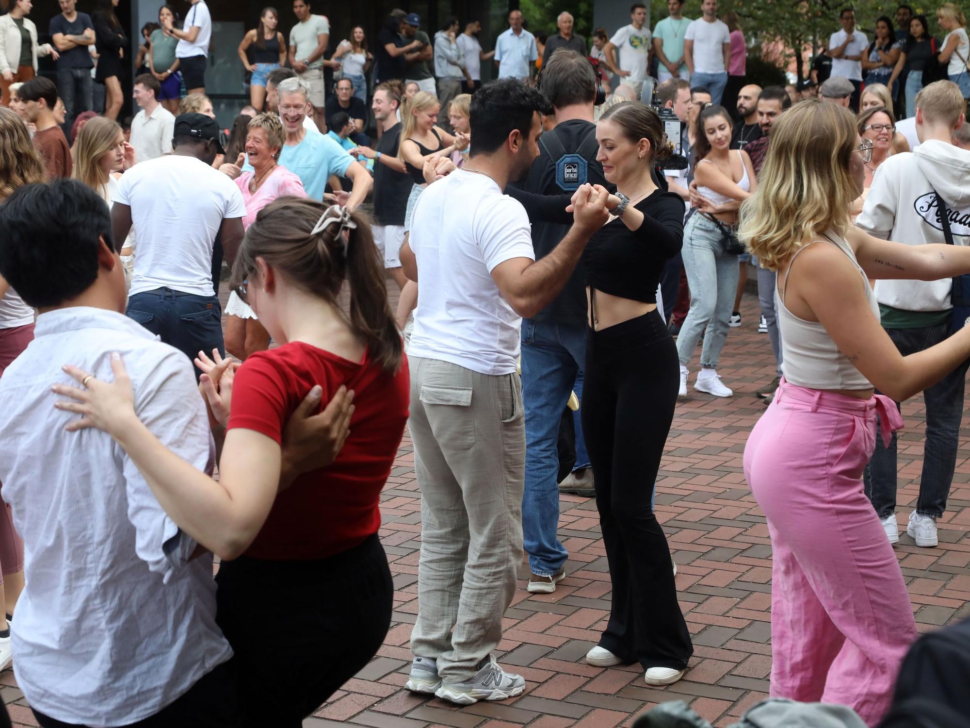 Eine Gruppe von Menschen tanzt Salsa.
