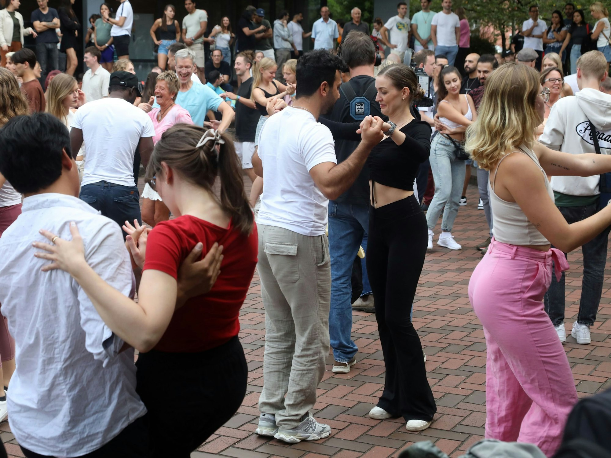 Eine Gruppe von Menschen tanzt Salsa.