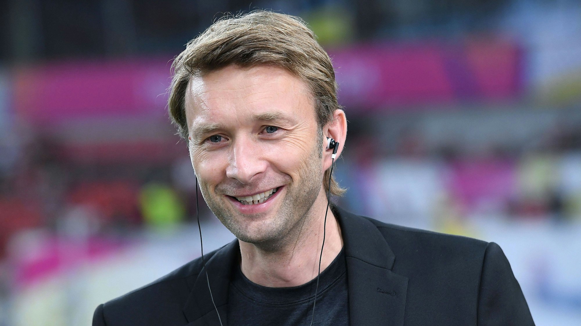 Simon Rolfes lacht in einem TV-Interview.