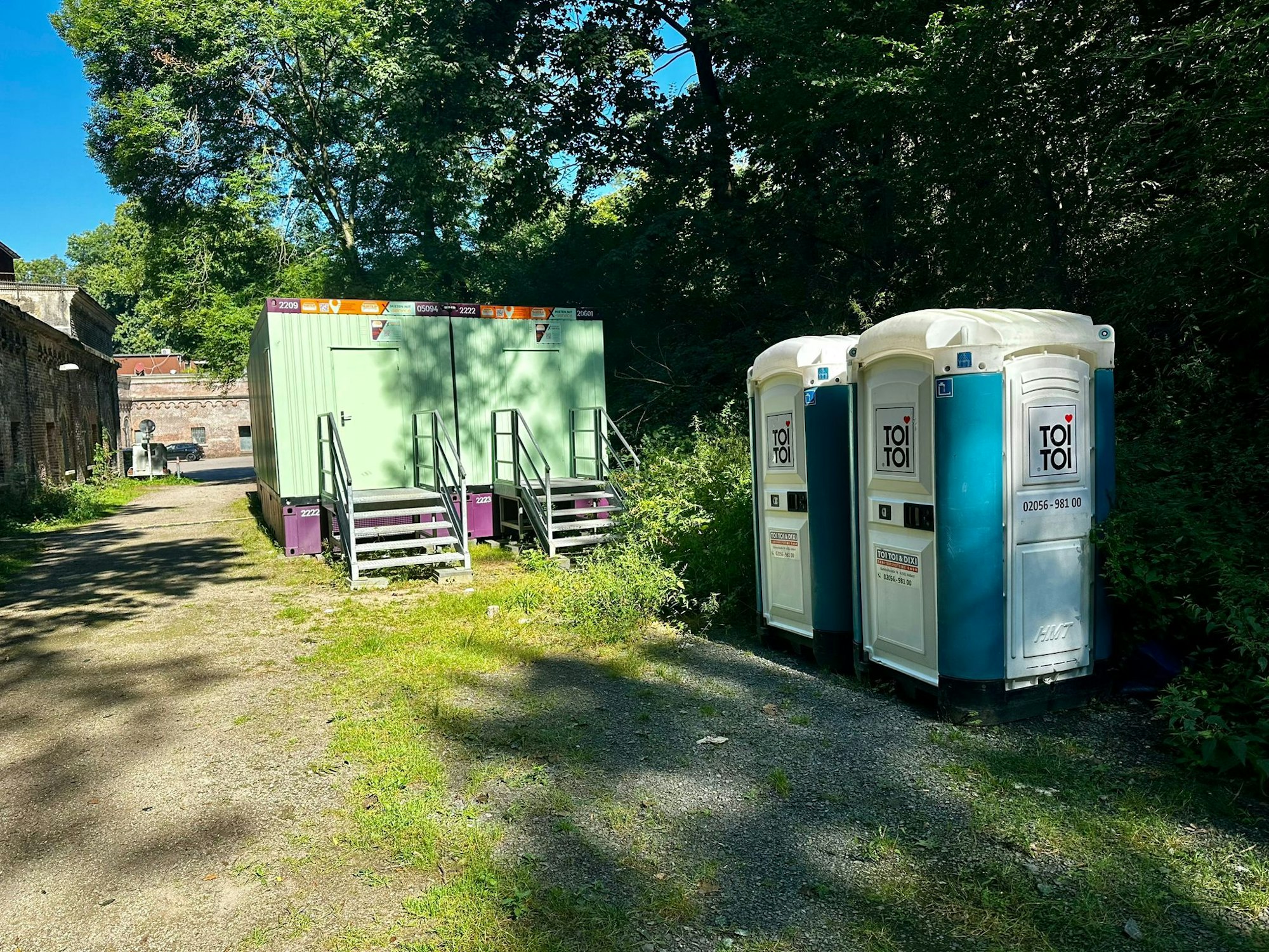 So sehen aktuell die sanitären Anlagen von Blau-Weiß aus: Zwei frei zugängliche Dixi-Klos und mobile Duschkabinen.