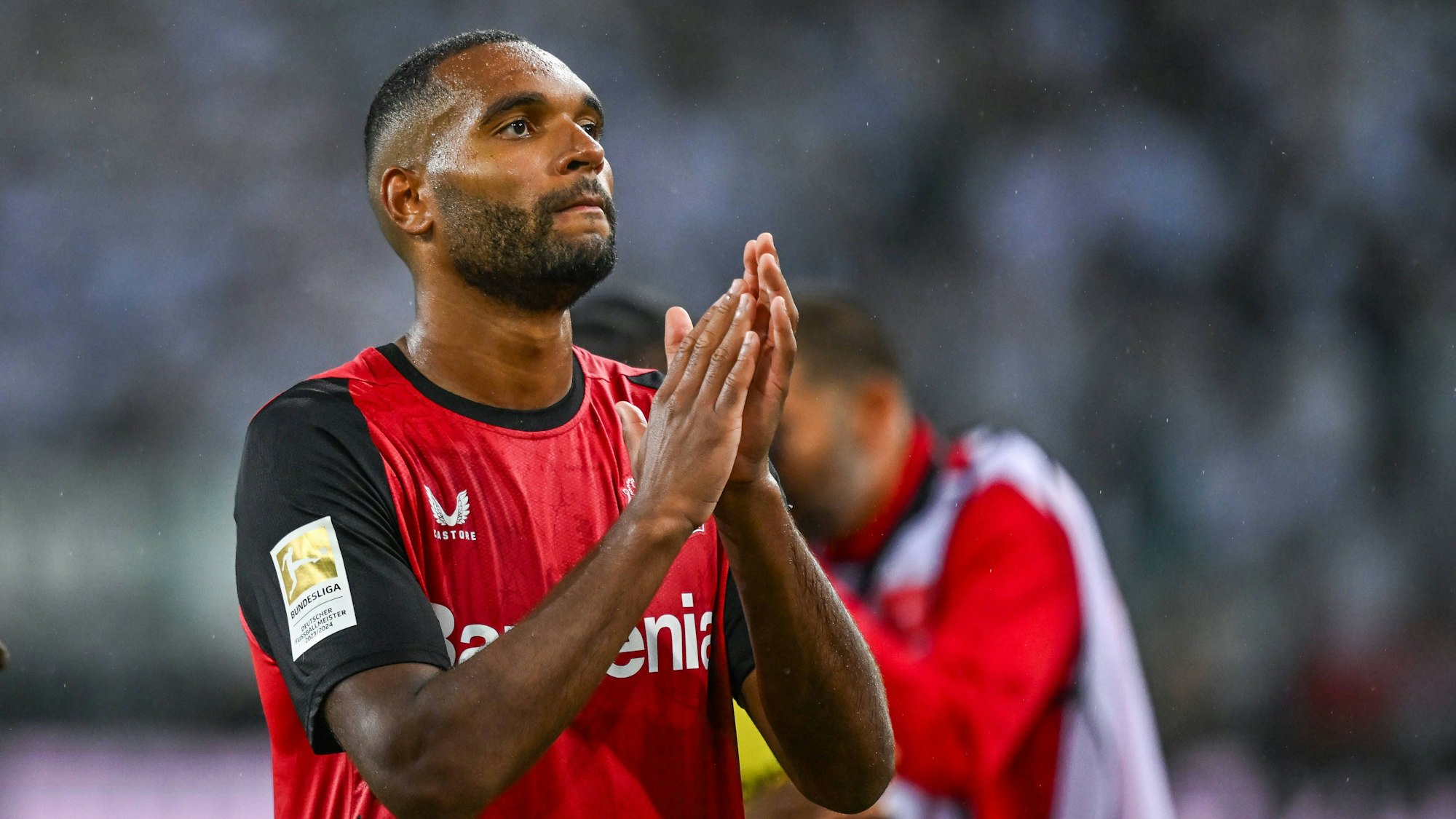 Jonathan Tah klatscht bei einem Spiel von Bayer Leverkusen in die Hände.