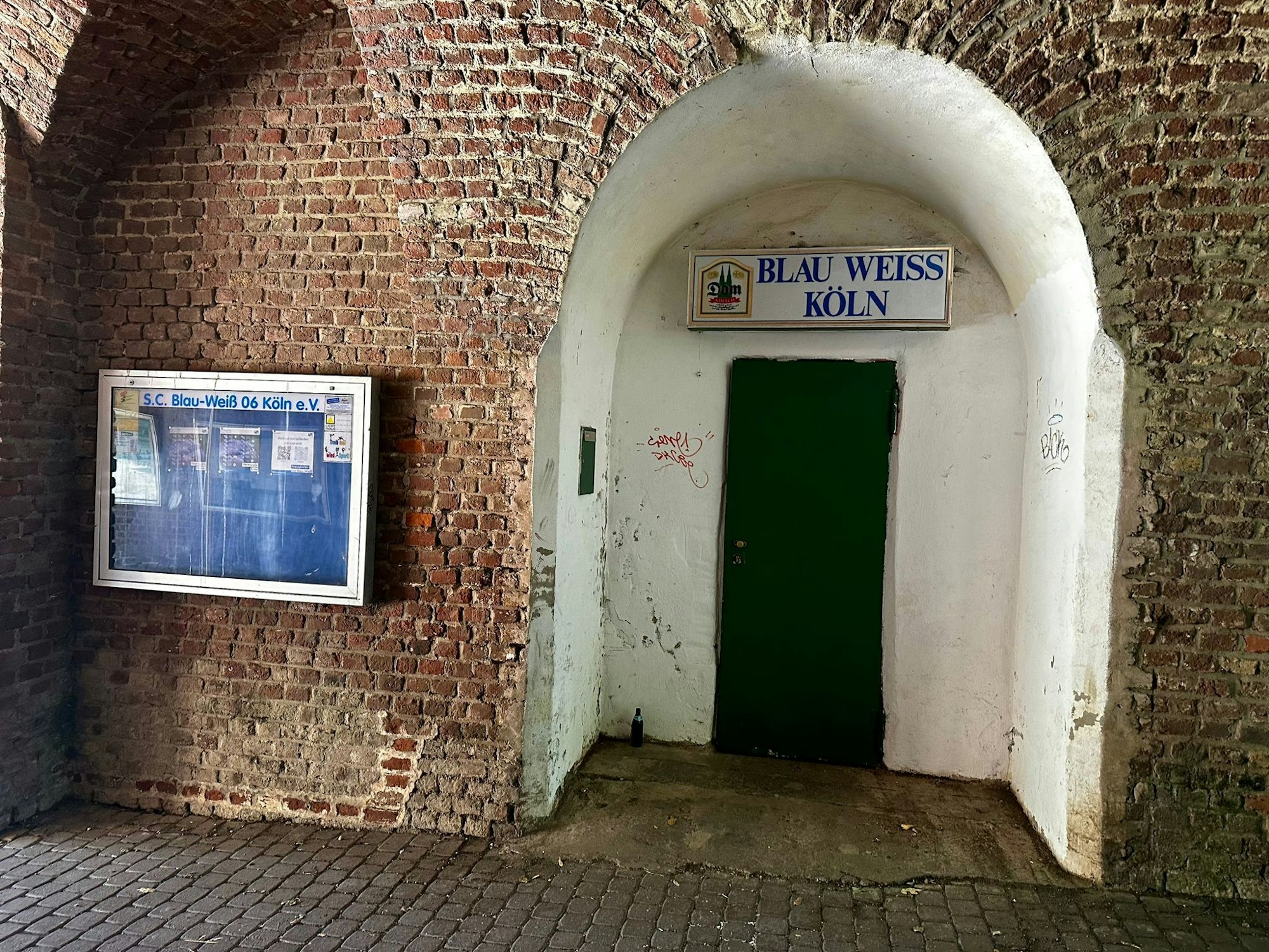 Der Eingang zum Clubheim vom SC Blau-Weiß Köln, das sich innerhalb des Fort Decksteins befindet.