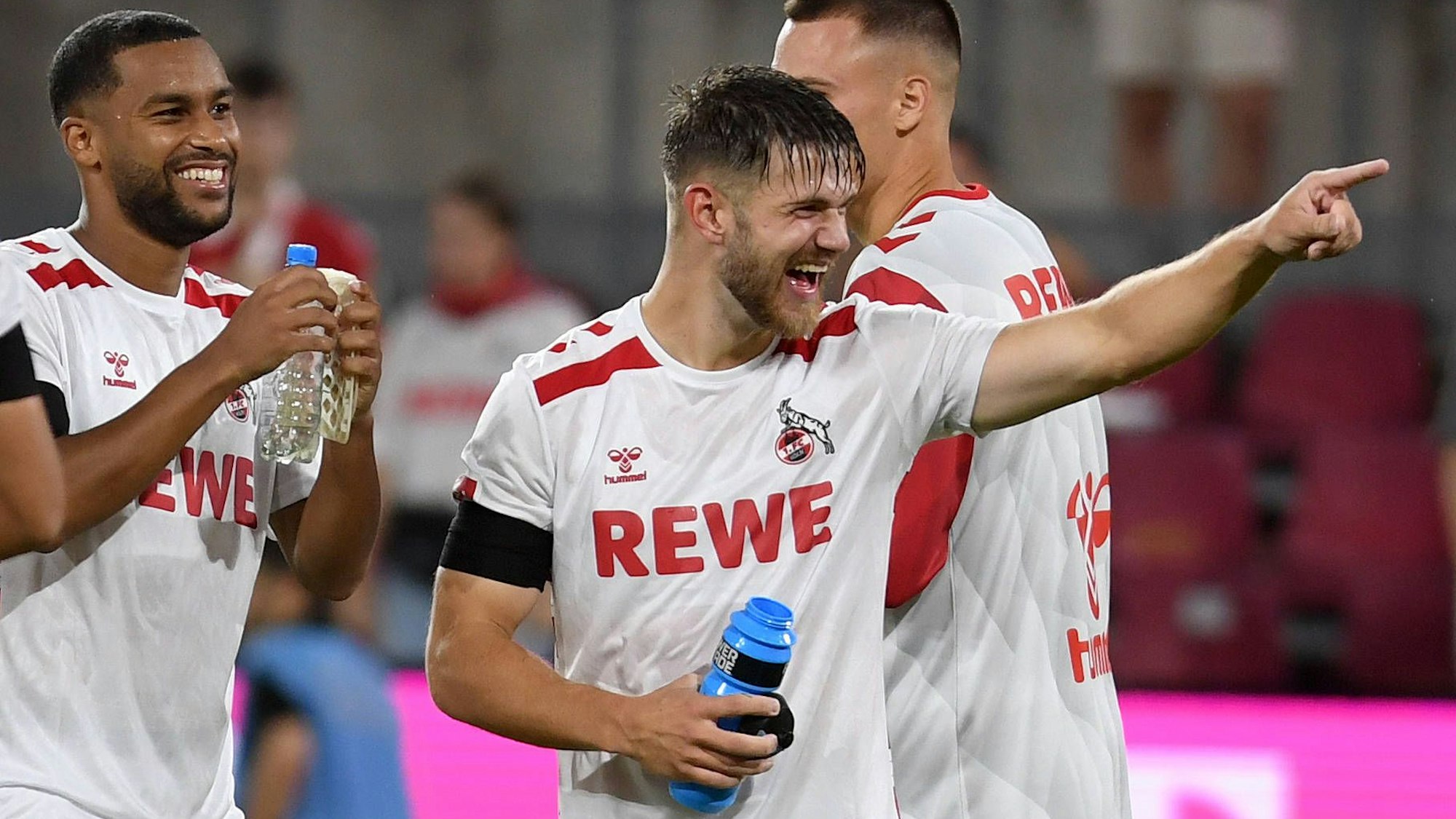 Jan Thielmann freut sich mit Linton Maina über den Sieg des 1. FC Köln.