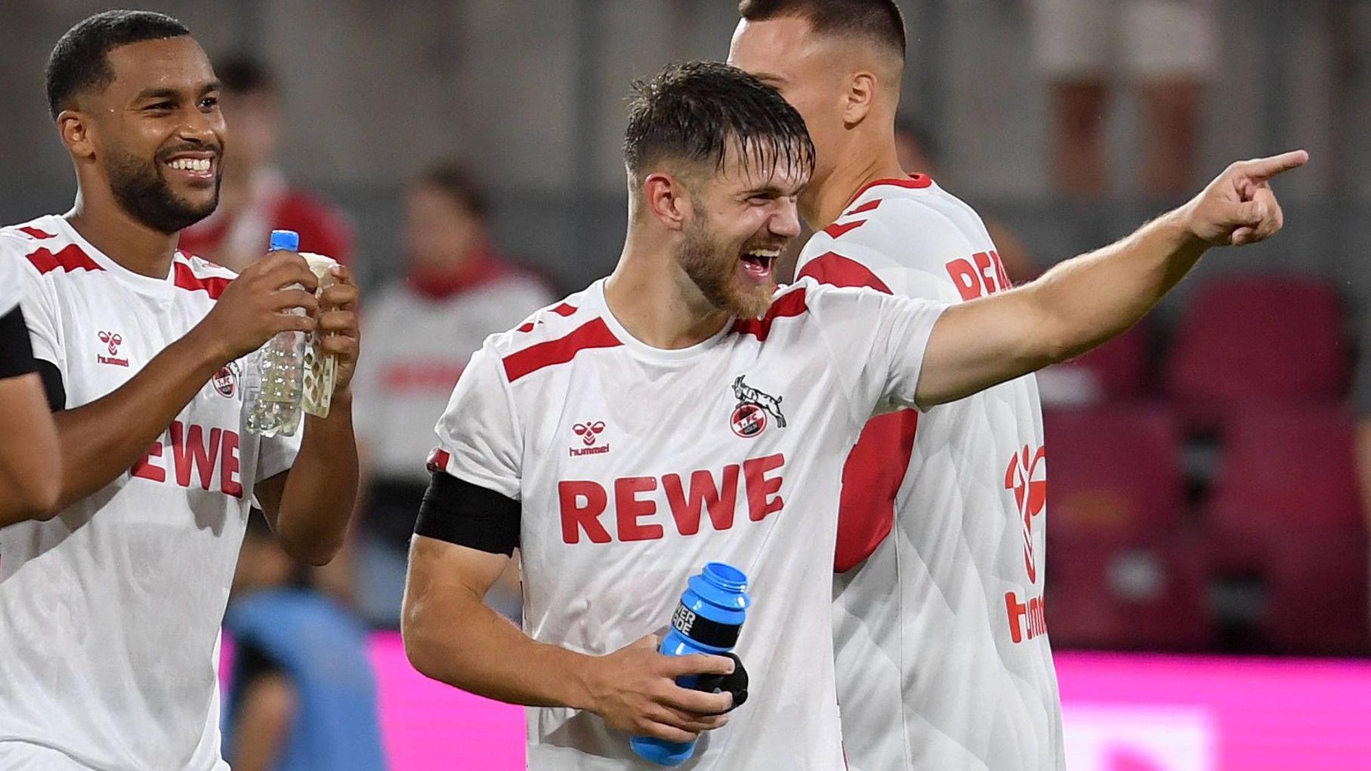 Jan Thielmann freut sich mit Linton Maina über den Sieg des 1. FC Köln.