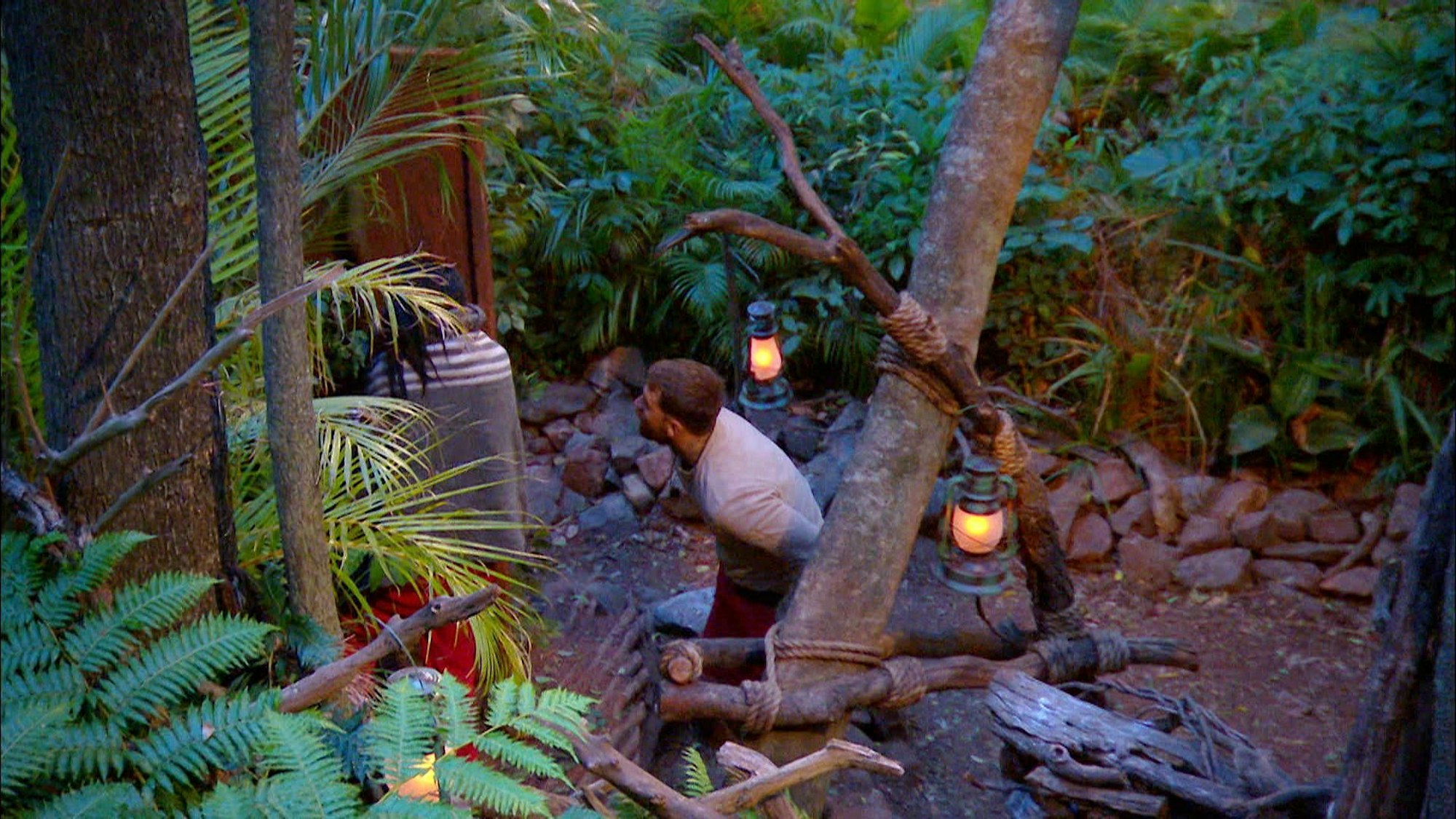 Das Foto zeigt Elena Miras und Gigi Birofio an Tag 14 des Sommer-Dschungelcamps beim Begutachten der Toilette.