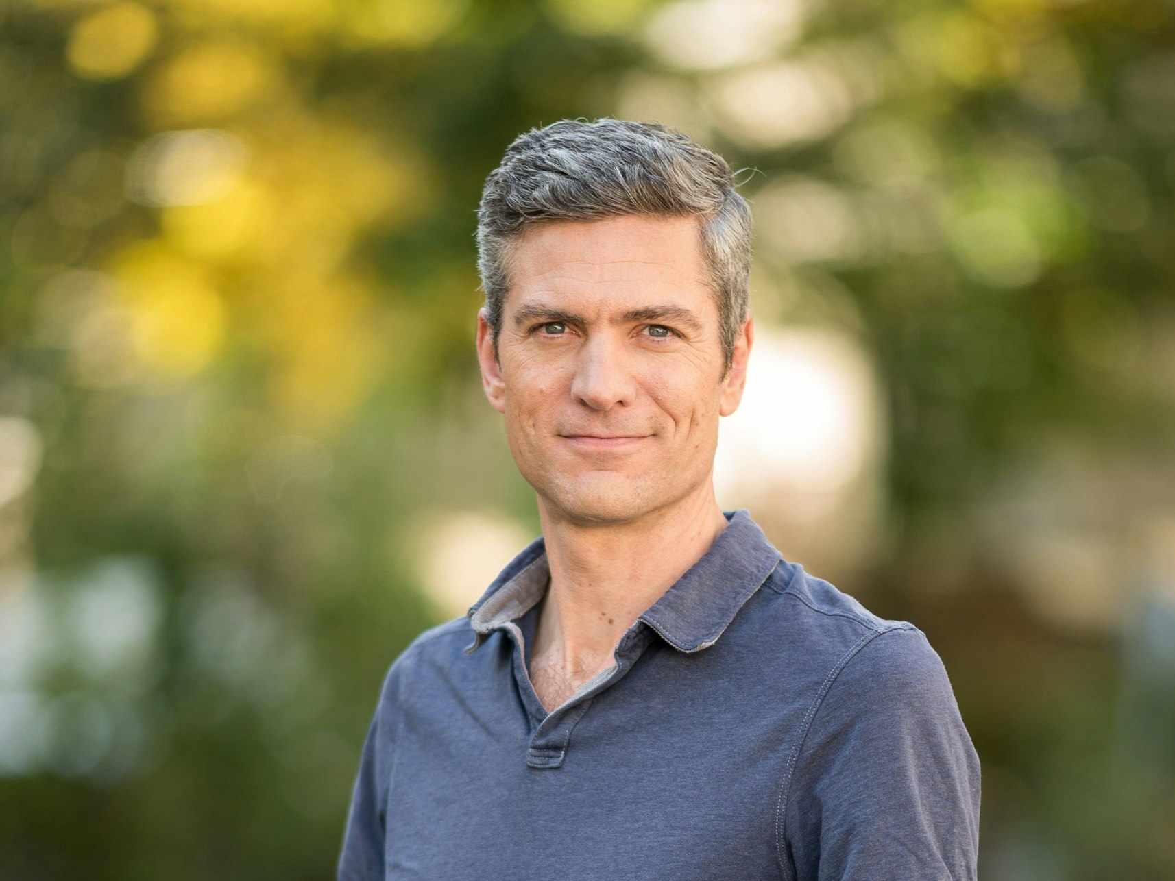 Ingo Zamperoni, Fernsehmoderator und Journalist, aufgenommen am Rande eines TV-Sets.