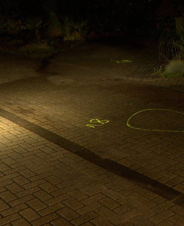 Markierungen der Polizei sind am Tatort zu sehen nach einem mutmaßlichen Angriff auf Passanten.