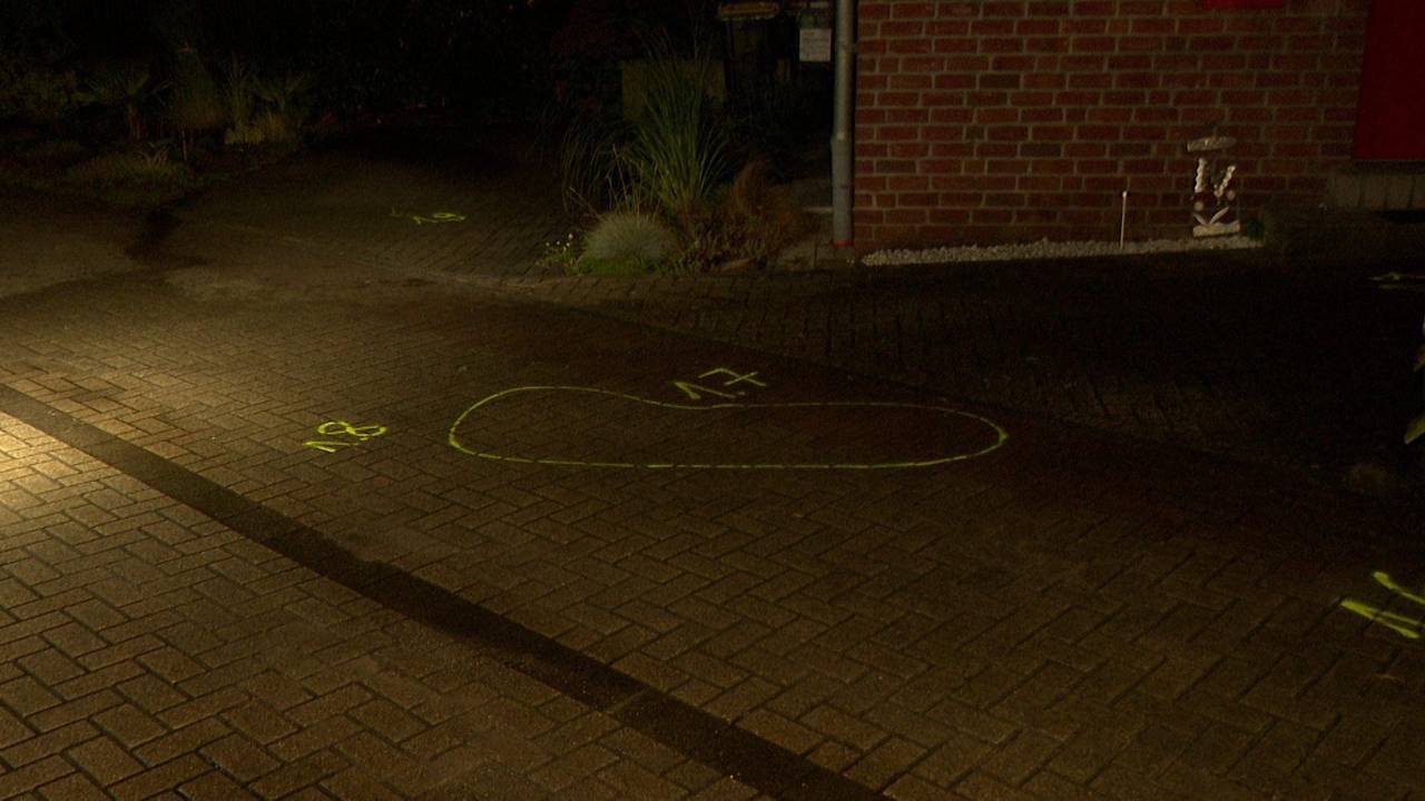 Markierungen der Polizei sind am Tatort zu sehen nach einem mutmaßlichen Angriff auf Passanten.