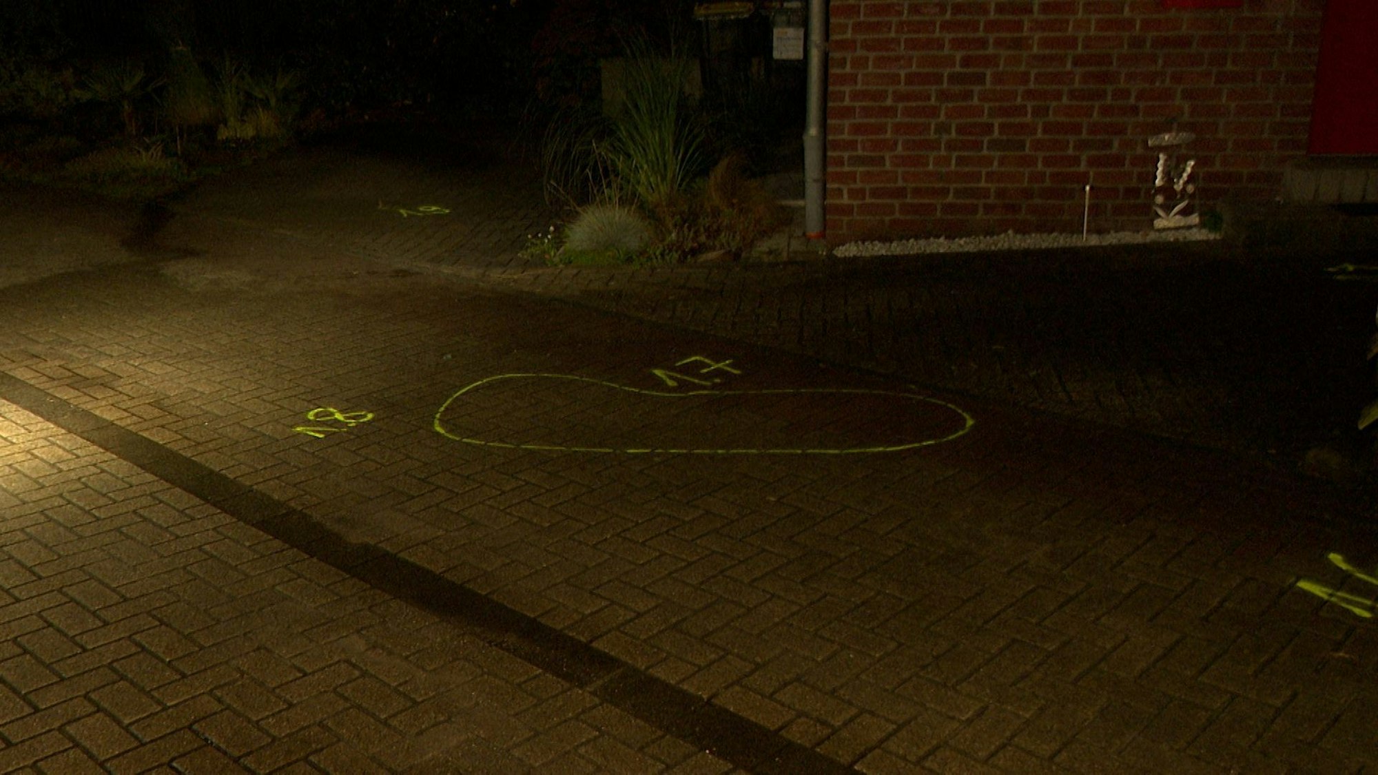 Markierungen der Polizei sind am Tatort zu sehen nach einem mutmaßlichen Angriff auf Passanten.