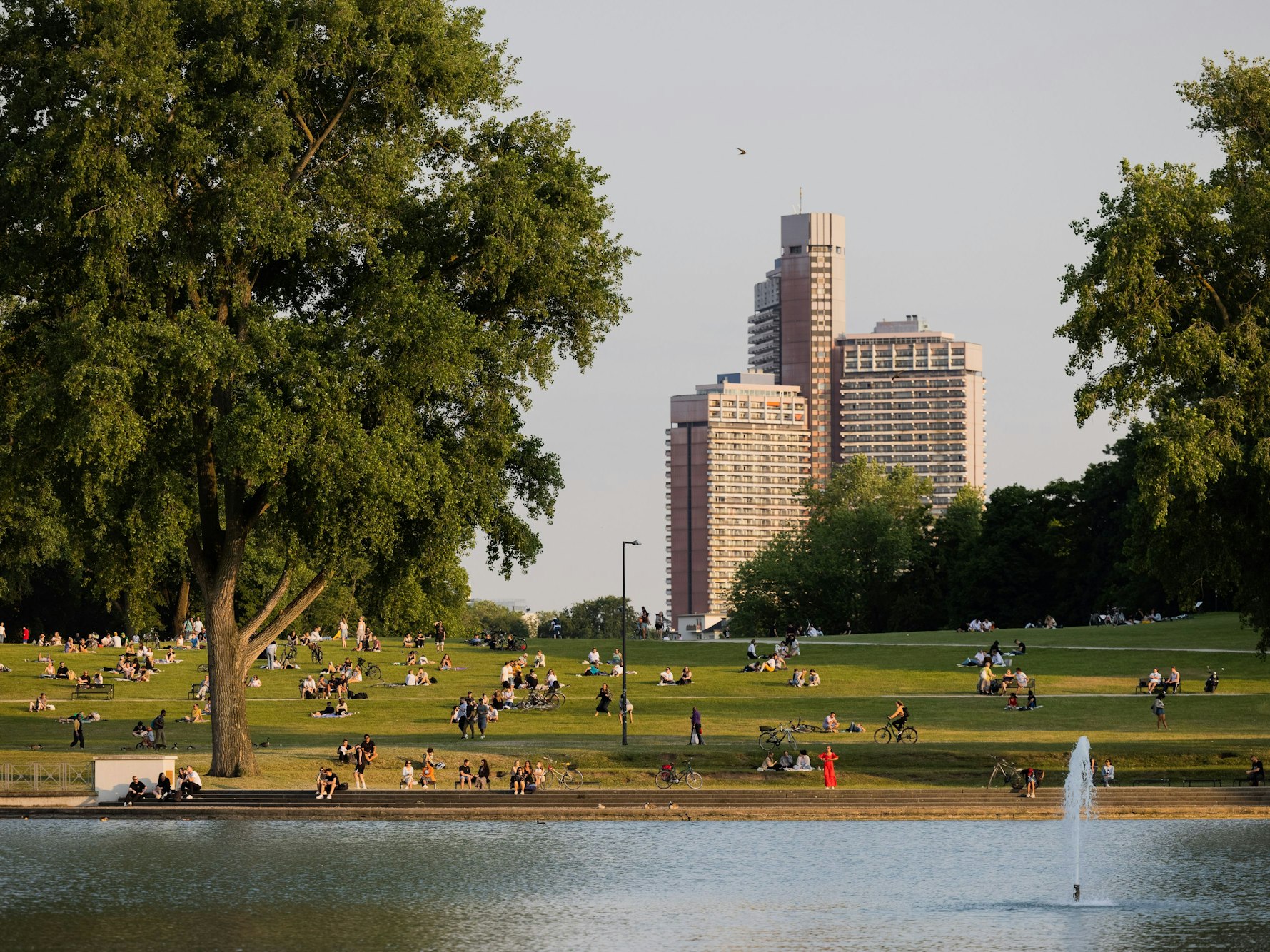 Ein lauer Sommerabend am Aachener Weiher.