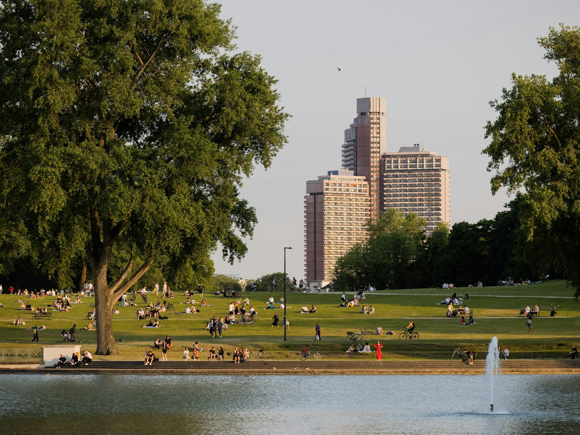 Ein lauer Sommerabend am Aachener Weiher.