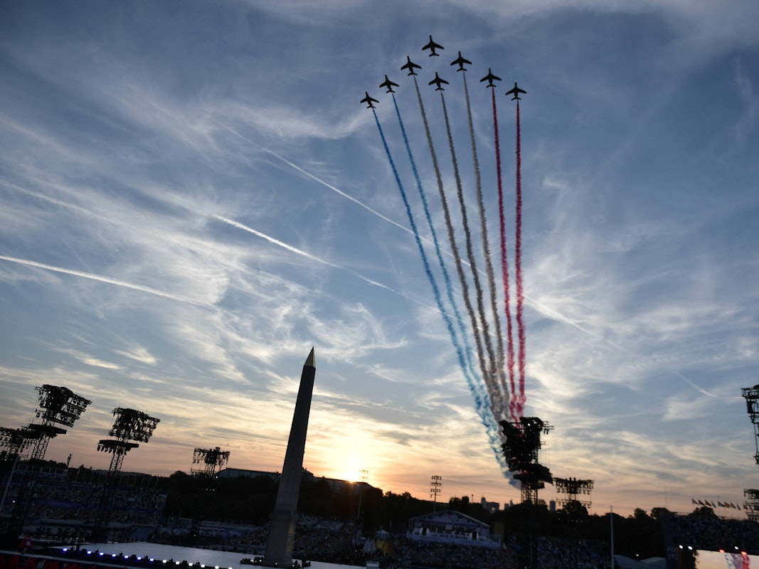 Bei der Eröffnungsfeier der Paralympischen Spiele 2024 in Paris am Mittwochabend (28. August) flogen auch Jets mit den Nationalfarben Frankreichs über den Place de Concorde.