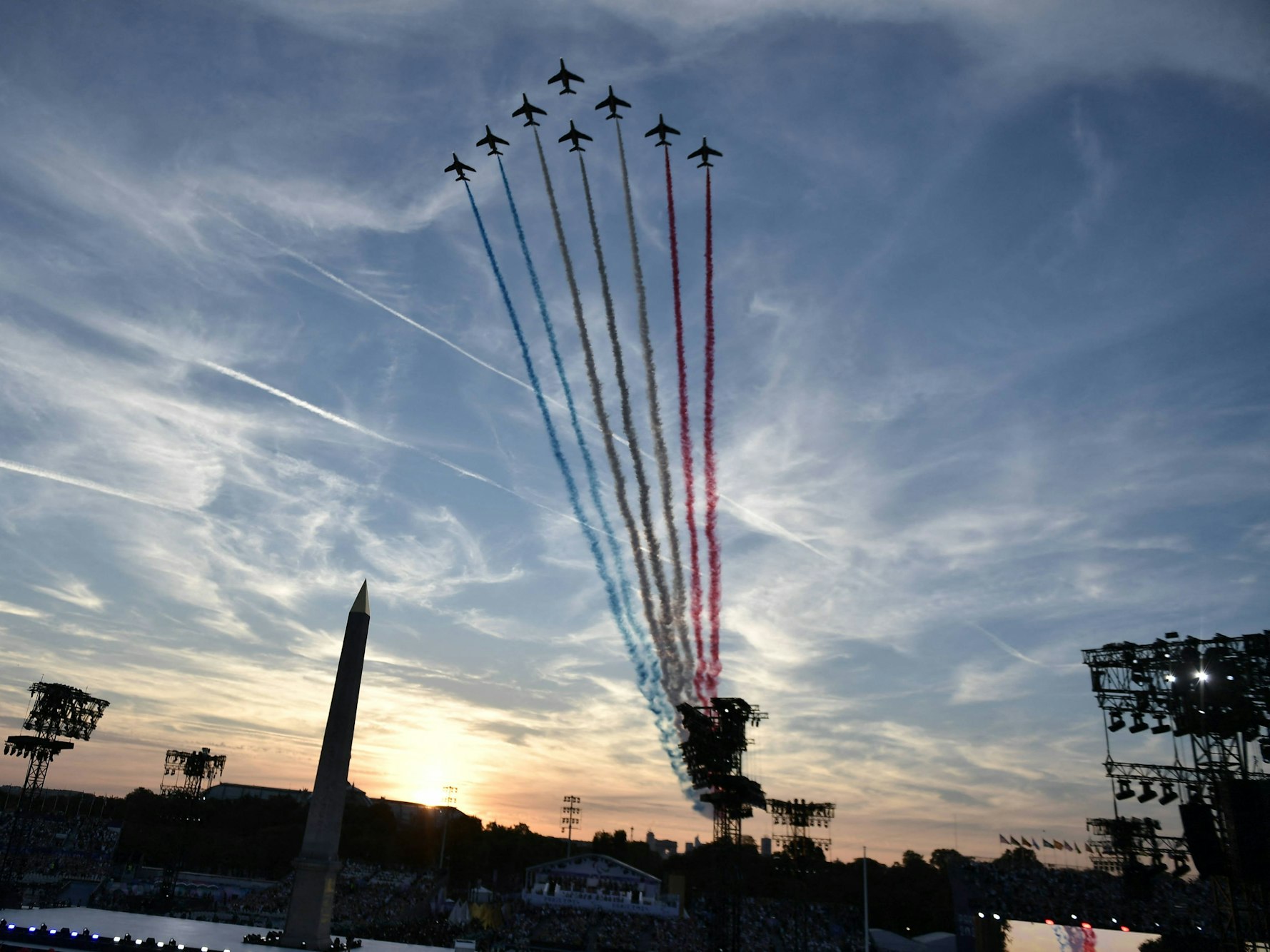 Bei der Eröffnungsfeier der Paralympischen Spiele 2024 in Paris am Mittwochabend (28. August) flogen auch Jets mit den Nationalfarben Frankreichs über den Place de Concorde.