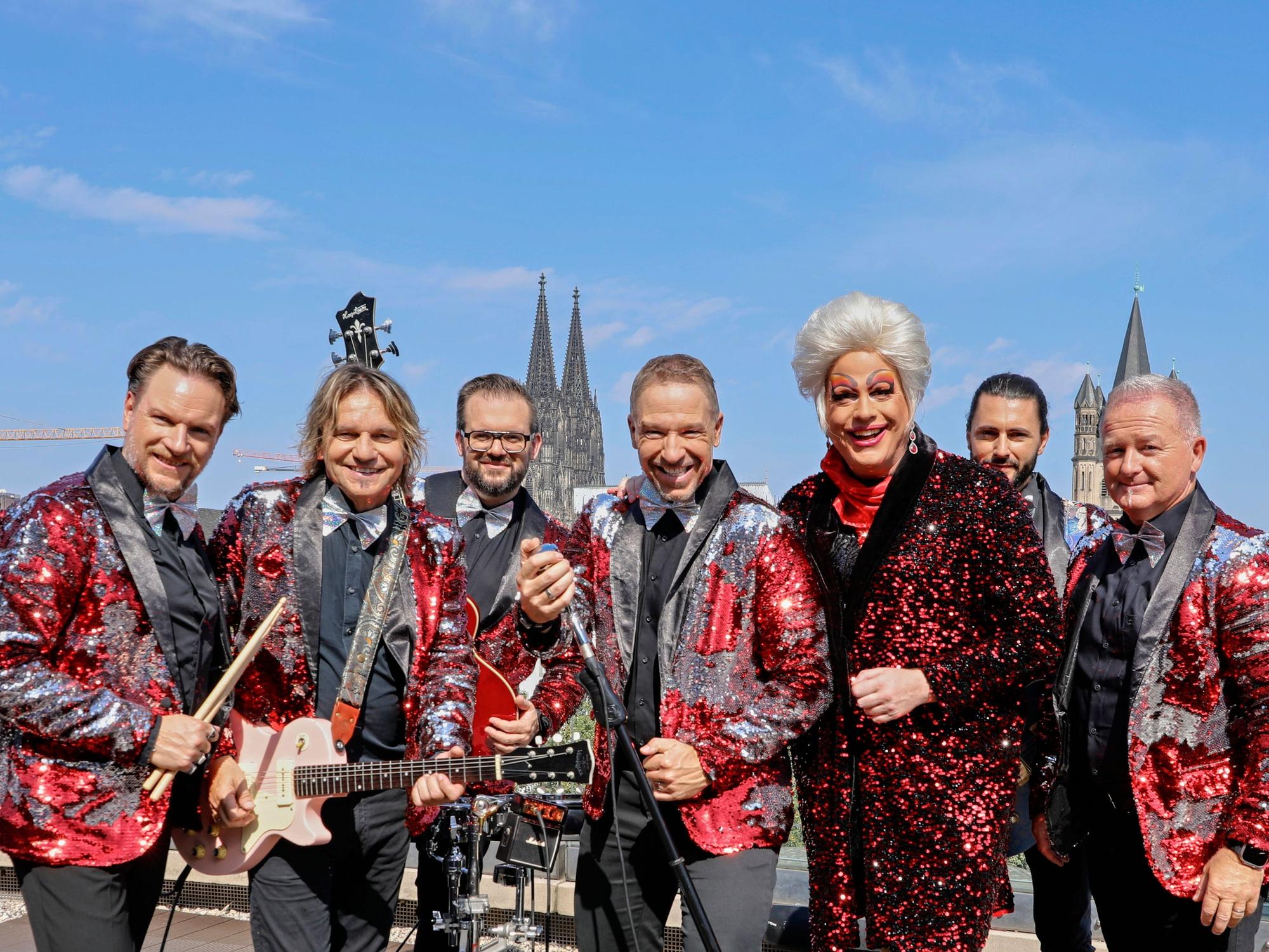 Die Höhner mit Julie Voyage beim Videodreh.