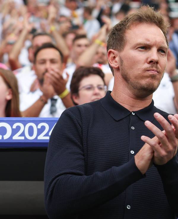 Julian Nagelsmann klatscht in die Hände.