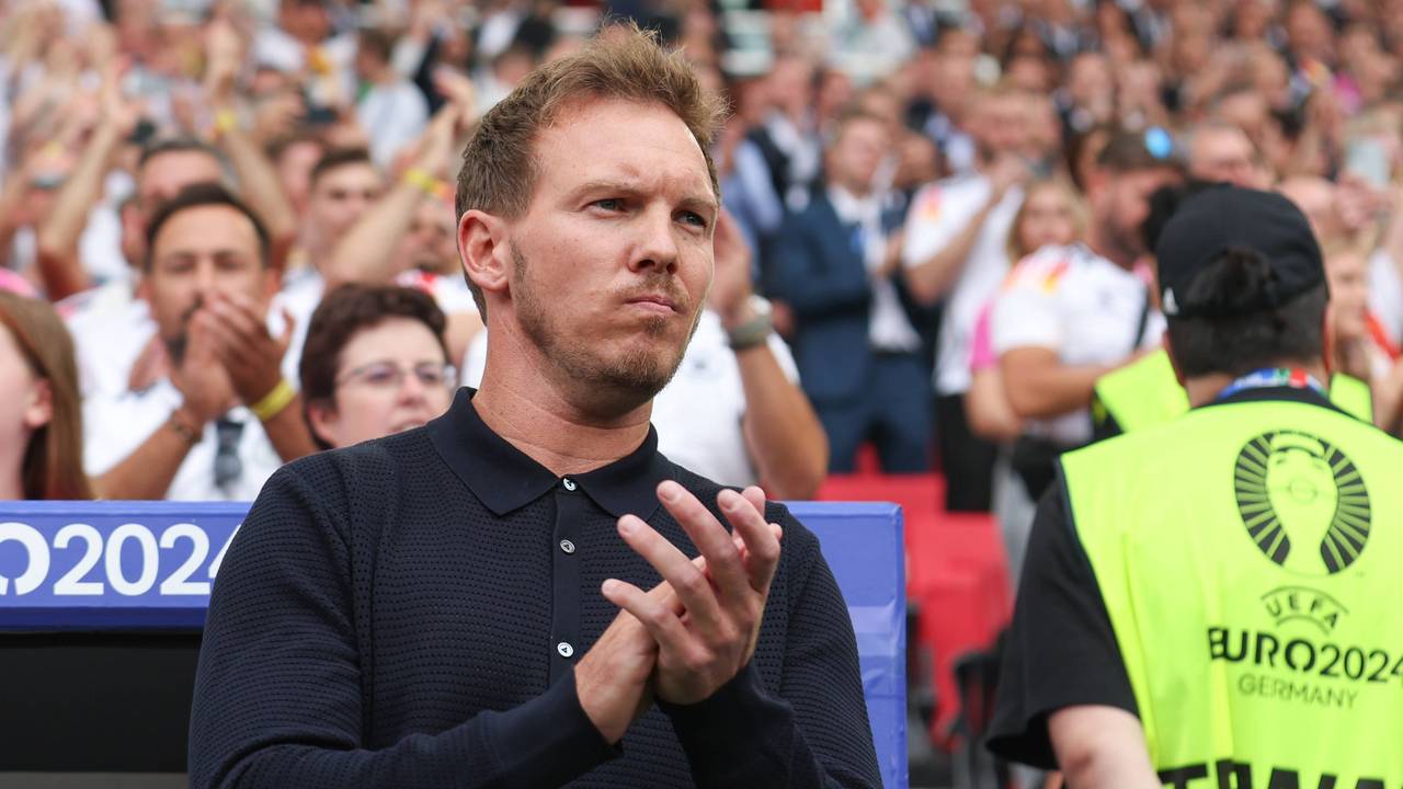 Julian Nagelsmann klatscht in die Hände.