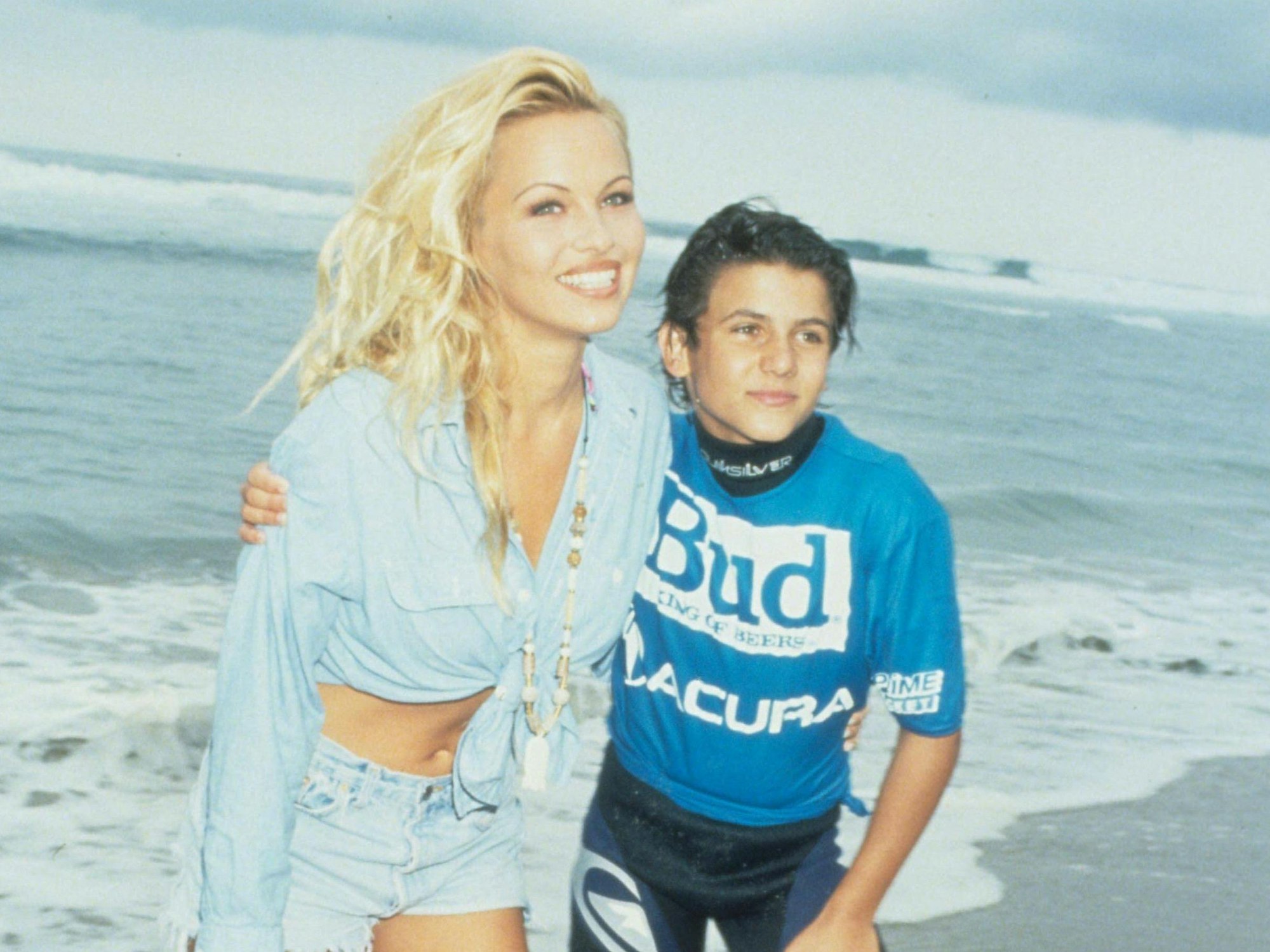 „Baywatch“-Kinderstar Jeremy Jackson an der Seite von Pamela Anderson (im Jahr 1993): Besonders der Badeanzug habe es Jackson angetan, erzählt er.