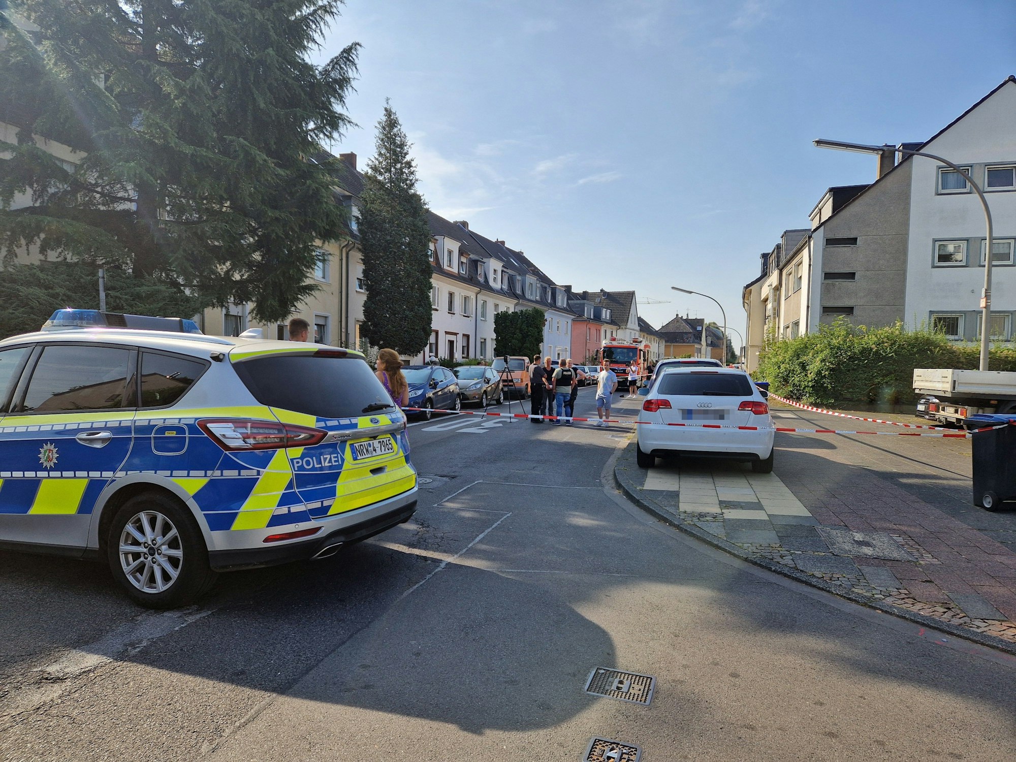 Nach Schüssen auf ein Wohnhaus in Köln-Ostheim ist die Servatiusstraße abgesperrt.