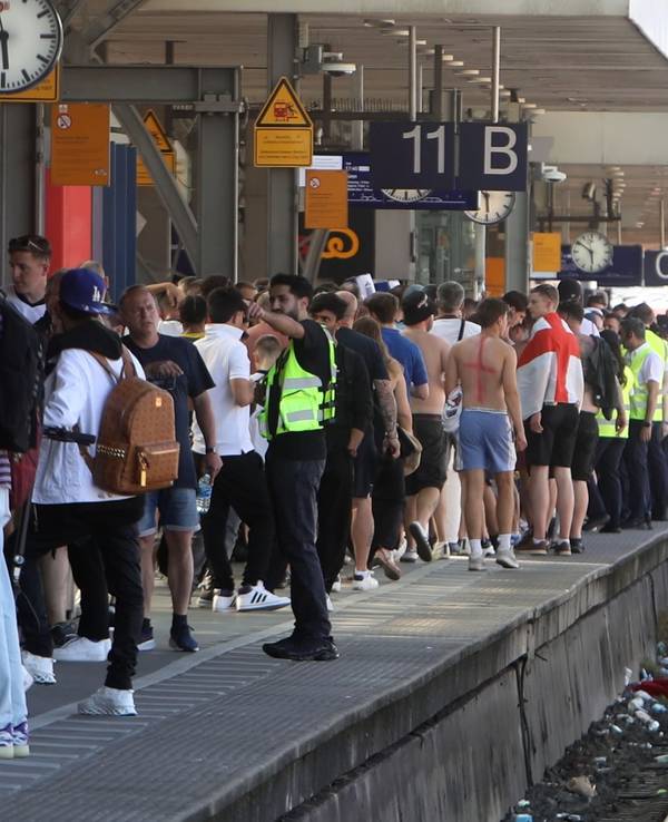 Fußball-Fans stehen während der EM 2024 an einem Bahnsteig in Köln.