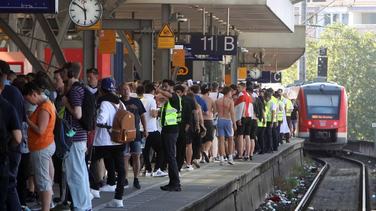 Fußball-Fans stehen während der EM 2024 an einem Bahnsteig in Köln.