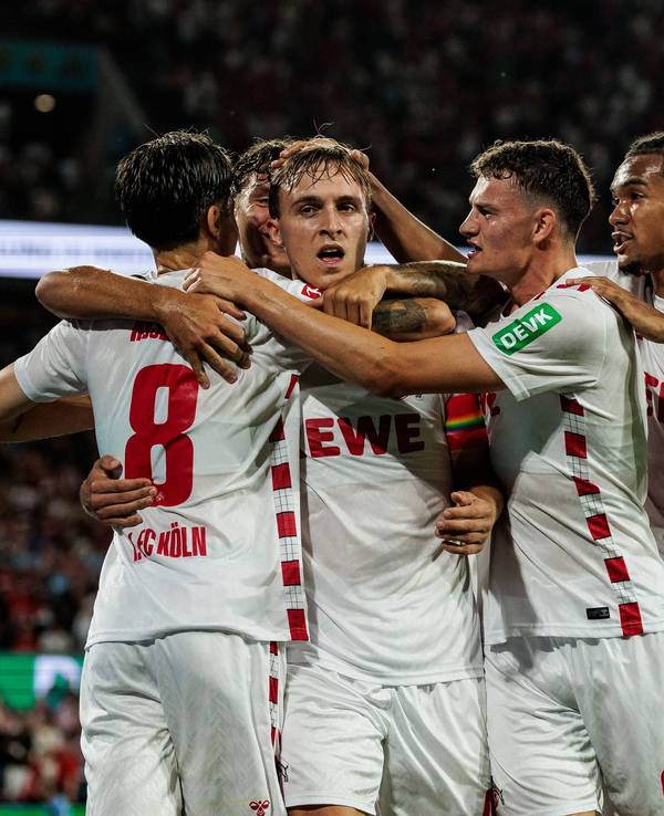 FC-Spieler jubeln über den Treffer zum 1:0 in der Zweitligapartie gegen Eintracht Braunschweig.