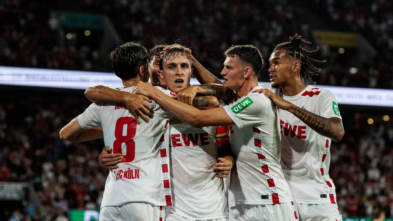 FC-Spieler jubeln über den Treffer zum 1:0 in der Zweitligapartie gegen Eintracht Braunschweig.