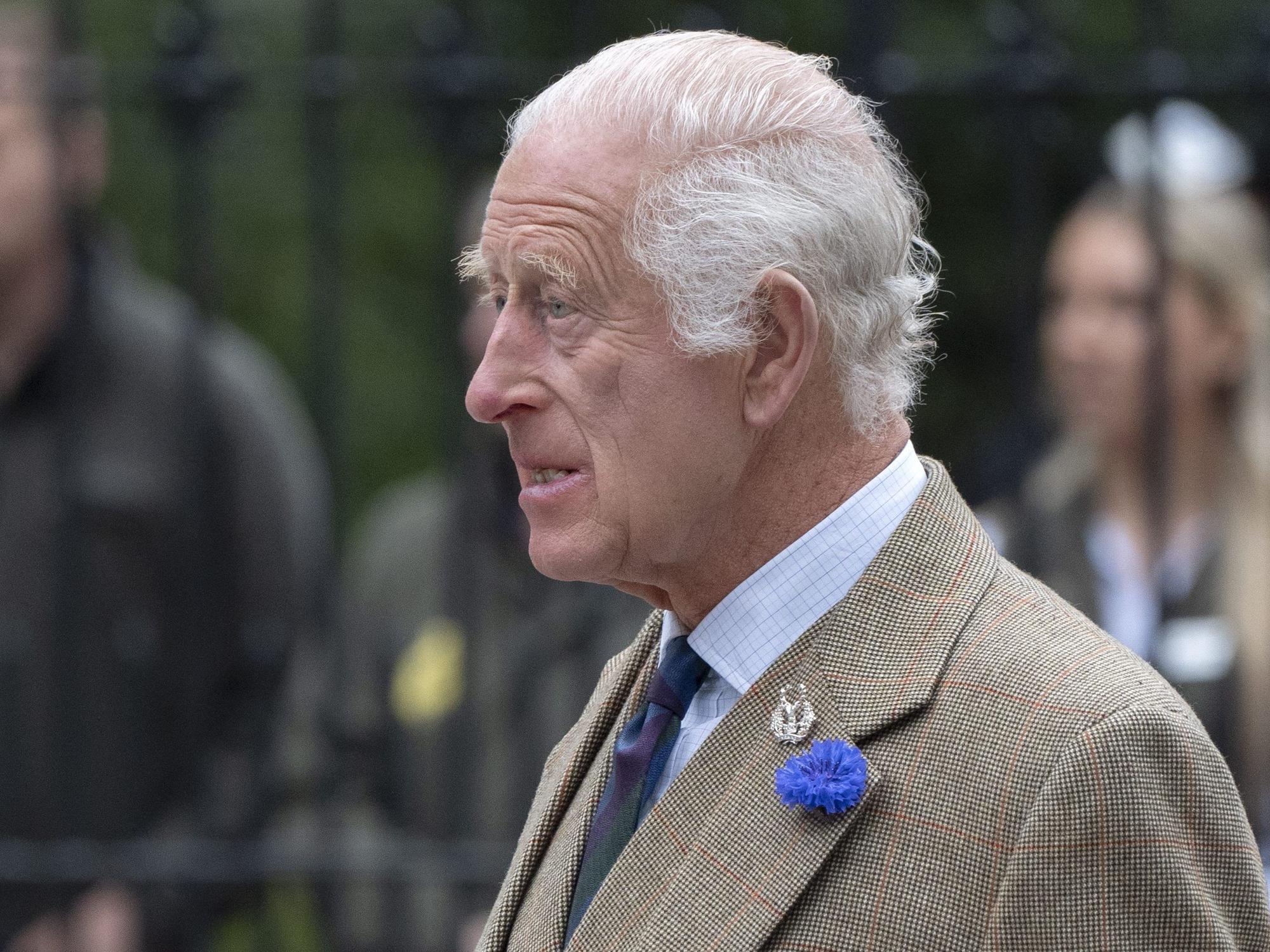 König Charles III. am 19. August 2024 vor seinem Familienanwesen Schloss Balmoral in Schottland, wo er seine Sommerresidenz bezieht. Der Monarch wirkt müde und erschöpft.