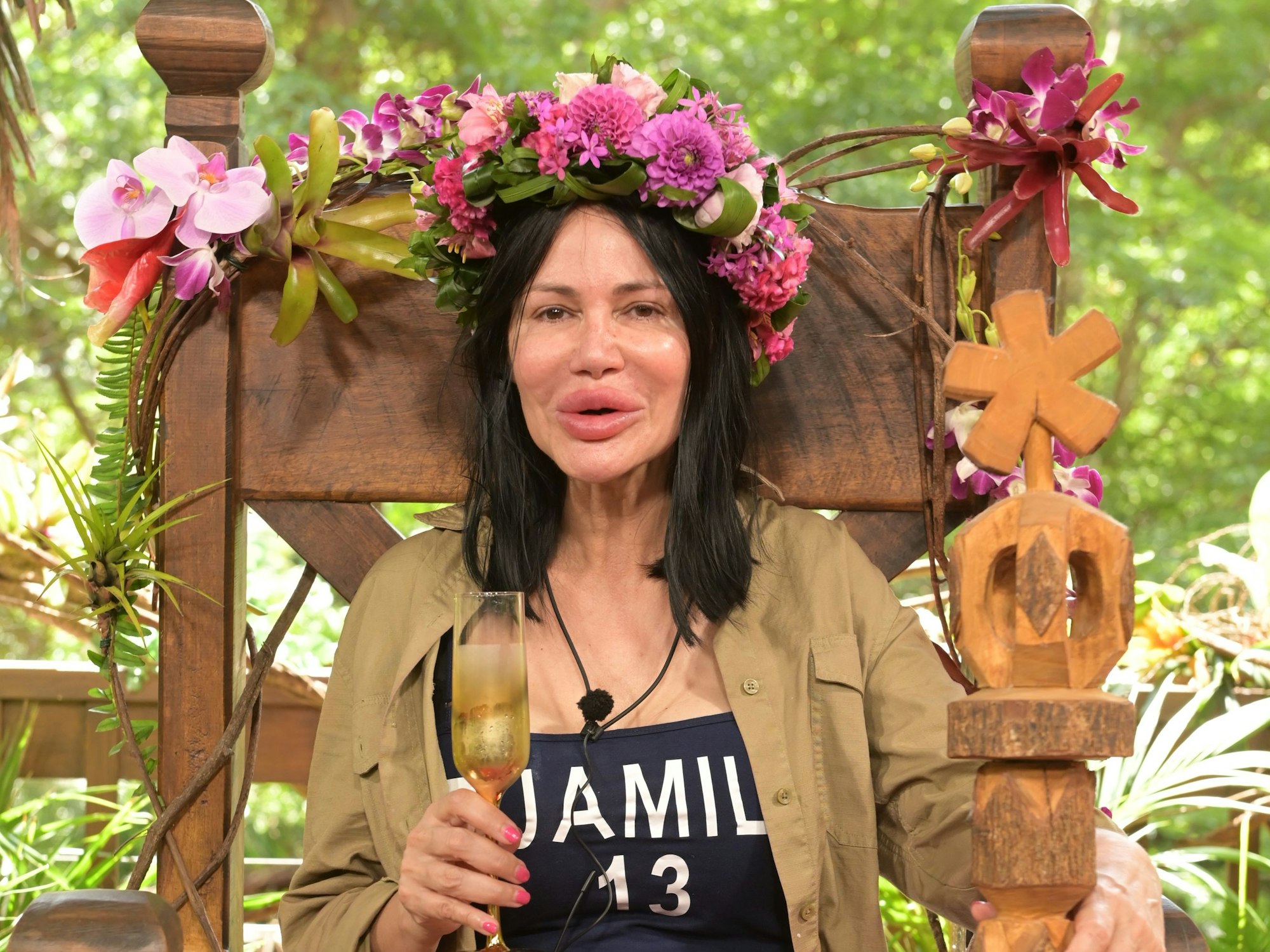 Visagistin Djamila Rowe sitzt mit ihrer Krone nach dem Sieg beim RTL-Dschungelcamp 2023 auf ihrem Thron.