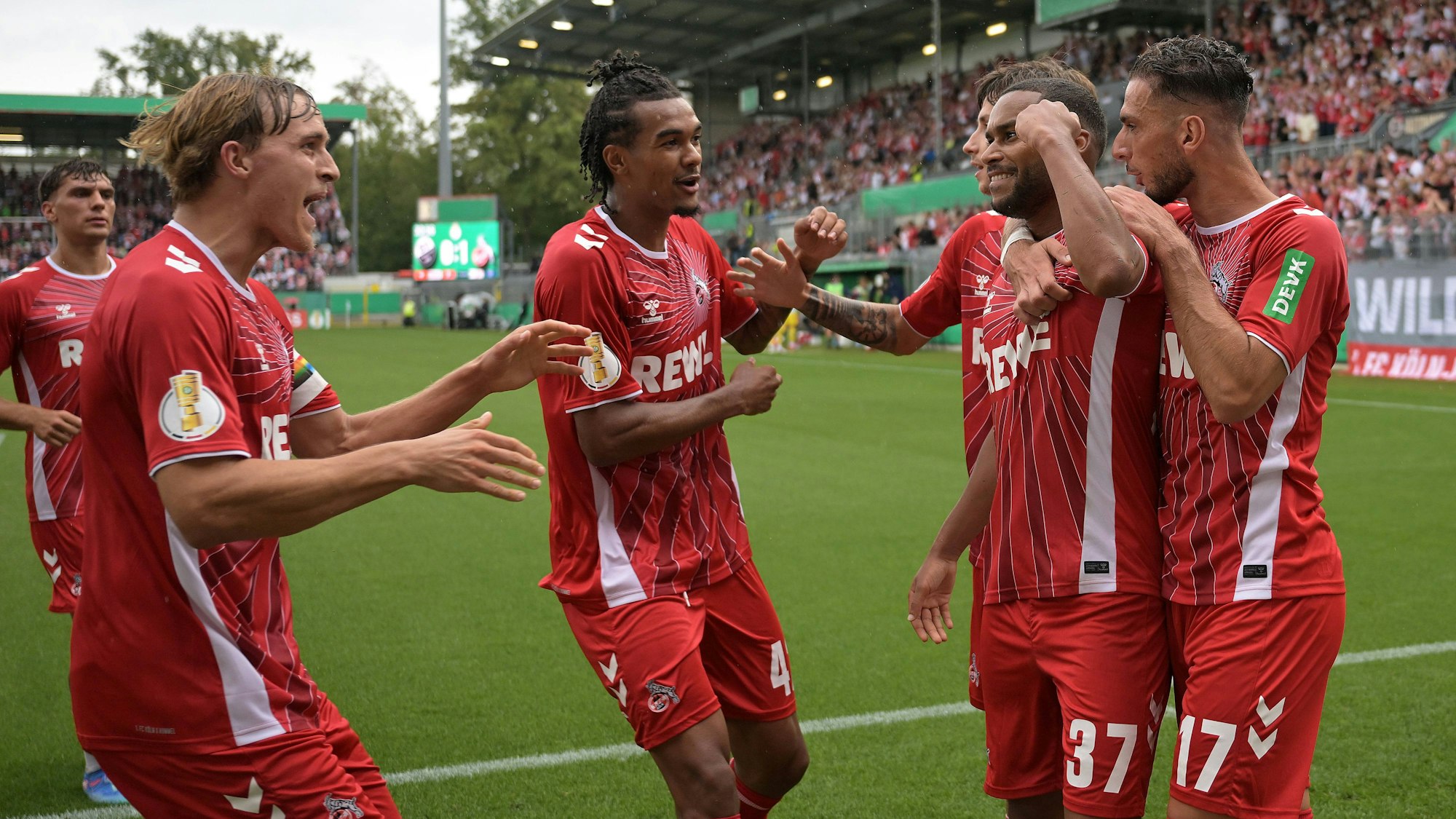 Die Spieler des 1. FC Köln bejubeln das Tor zum zwischenzeitlichen 2:0 im DFB-Pokal gegen den SV Sandhausen (18. August 2024).