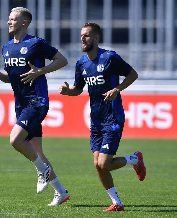 Bei Schalke keine Zukunft mehr: Die aussortierten Timo Baumgartl (l.) und Ex-FC-Profi Dominick Drexler im individuellen Training am 26. Juni 2024.