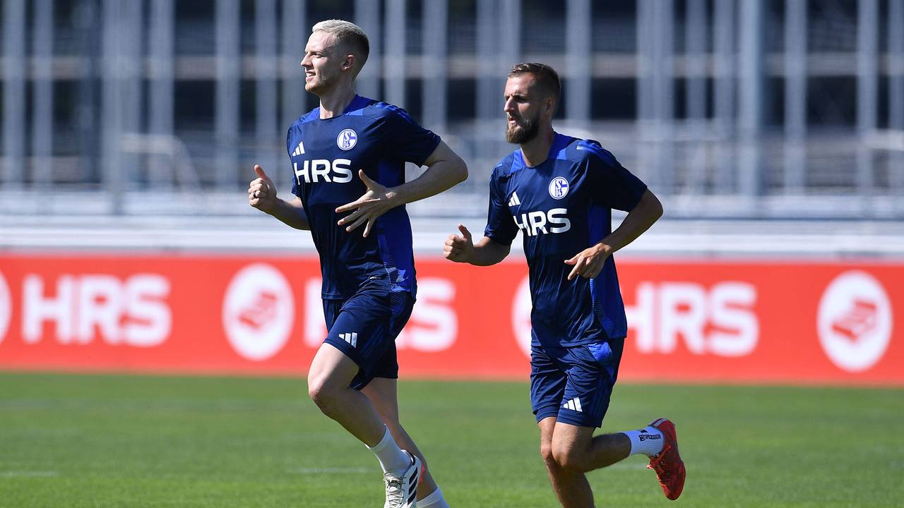 Bei Schalke keine Zukunft mehr: Die aussortierten Timo Baumgartl (l.) und Ex-FC-Profi Dominick Drexler im individuellen Training am 26. Juni 2024.