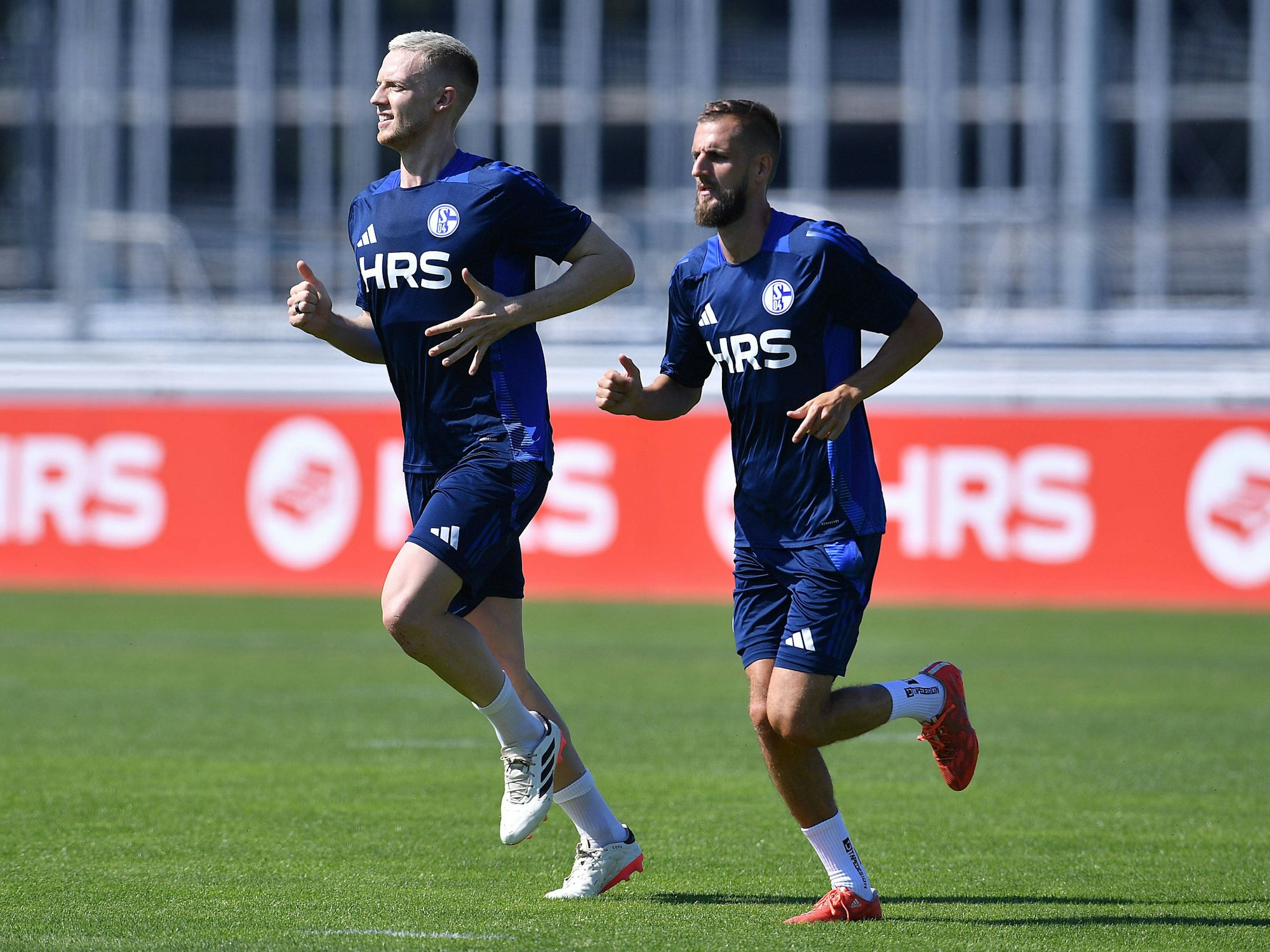Bei Schalke keine Zukunft mehr: Die aussortierten Timo Baumgartl (l.) und Ex-FC-Profi Dominick Drexler im individuellen Training am 26. Juni 2024.