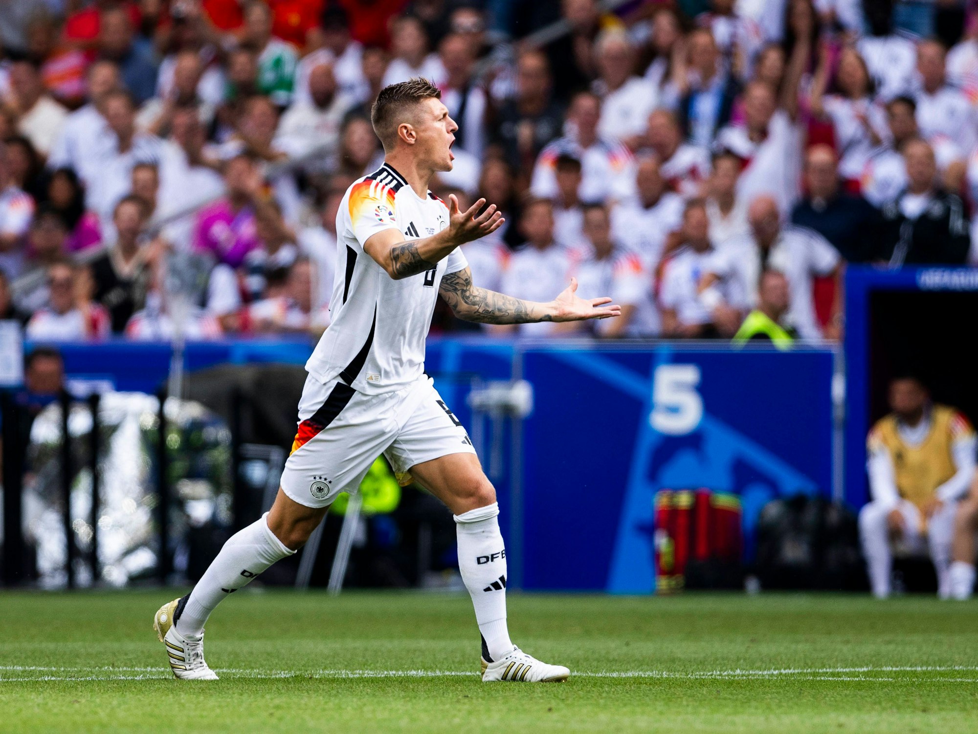 Toni Kroos regt sich im Deutschland-Spiel gegen Spanien bei der EM auf.