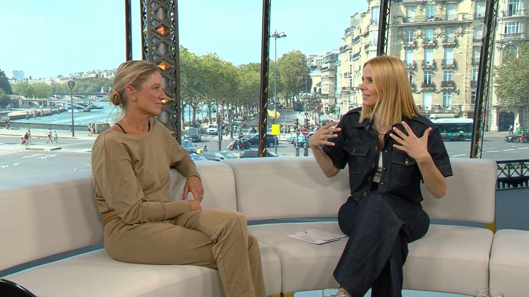 Paralympics in der ARD: Moderatorin Stephanie Müller-Spirra und Expertin Kirsten Bruhn im Gespräch.