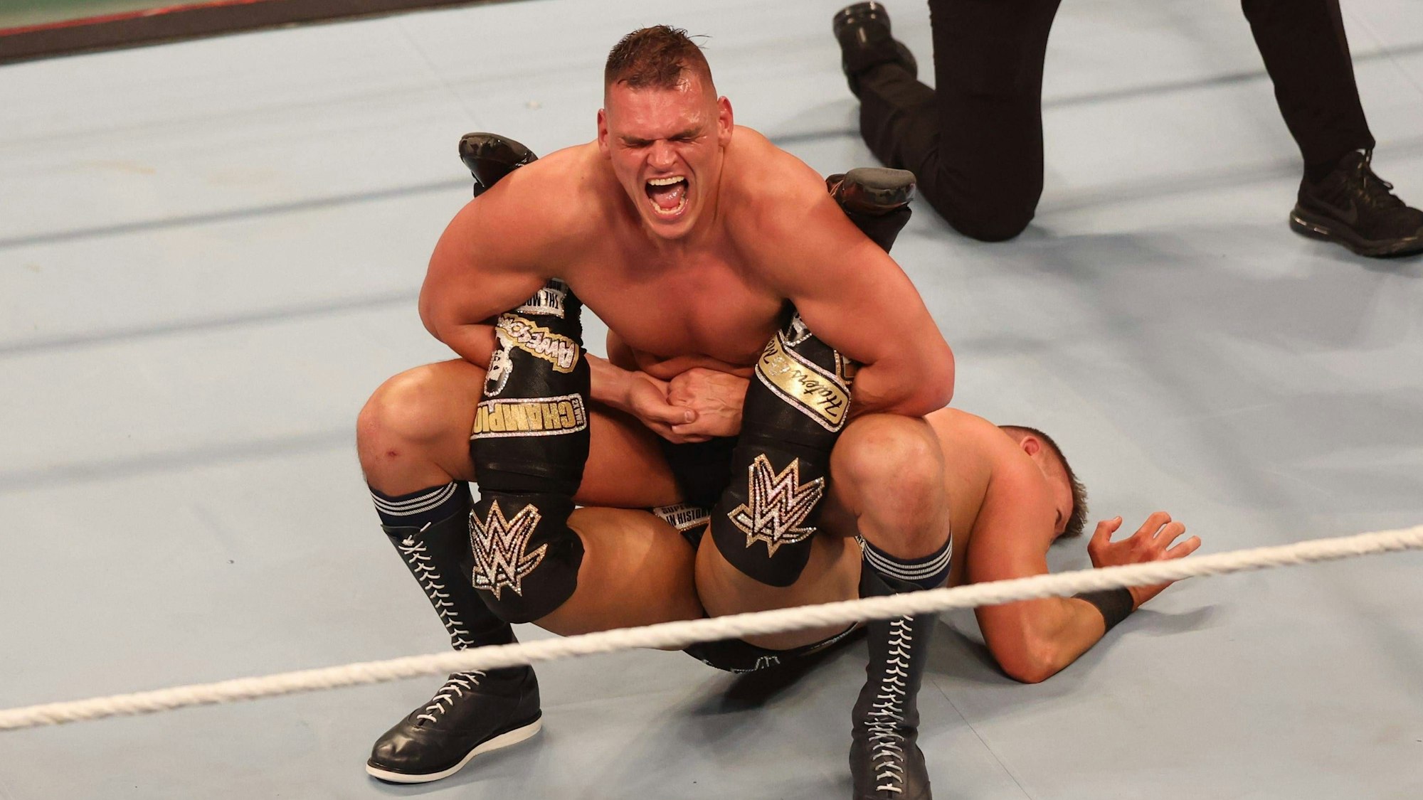 Wrestler Gunther am 19. Dezember 2023 in seinem Kampf gegen WWE-Star The Miz.